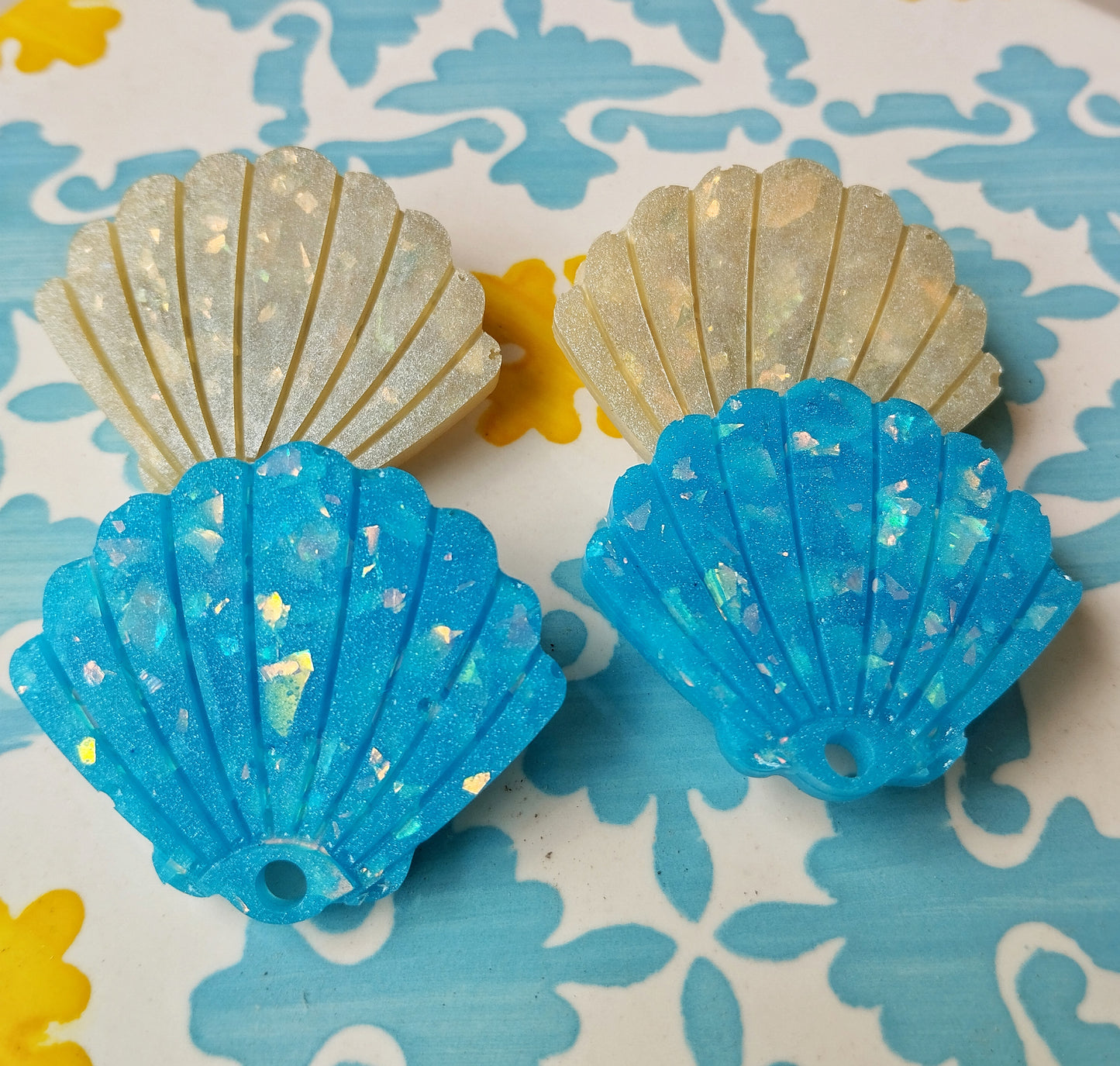 broche en résine coquillage (différentes formes possible) - caurisandco
