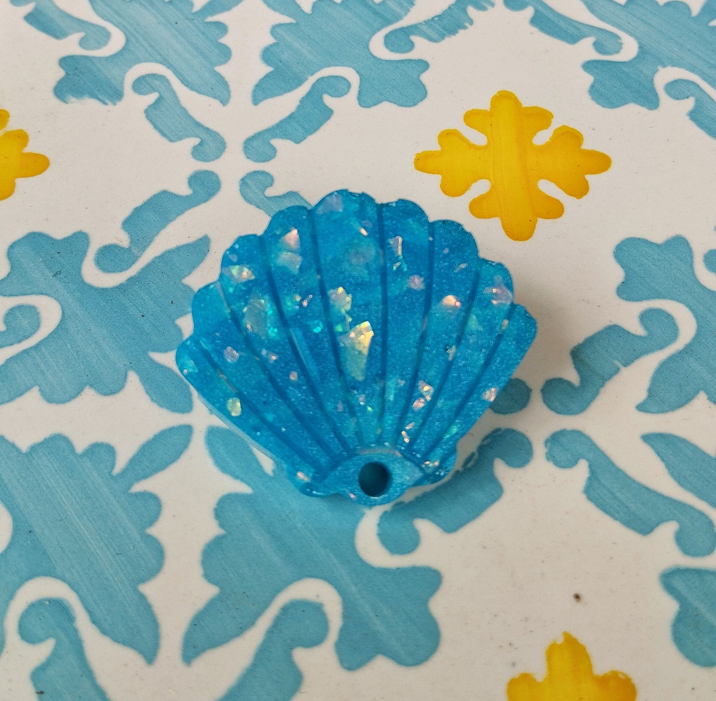broche en résine coquillage (différentes formes possible) - caurisandco