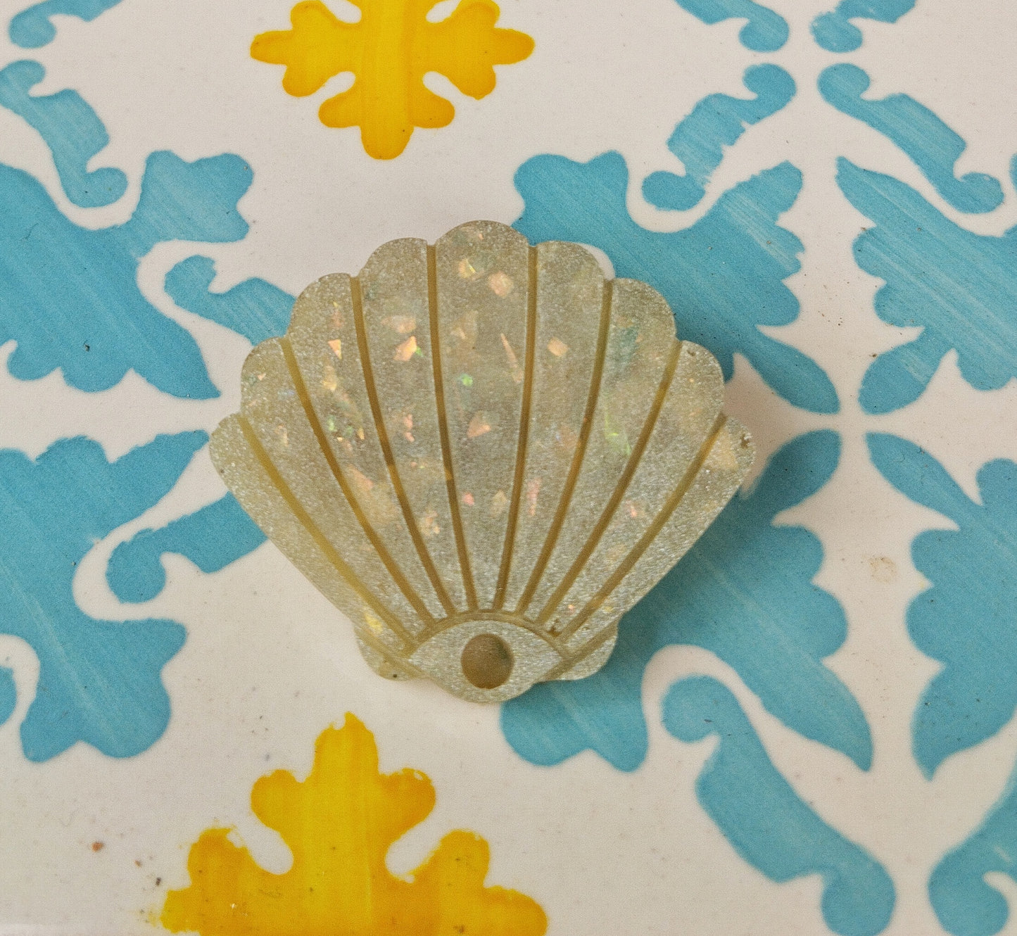 broche en résine coquillage (différentes formes possible) - caurisandco