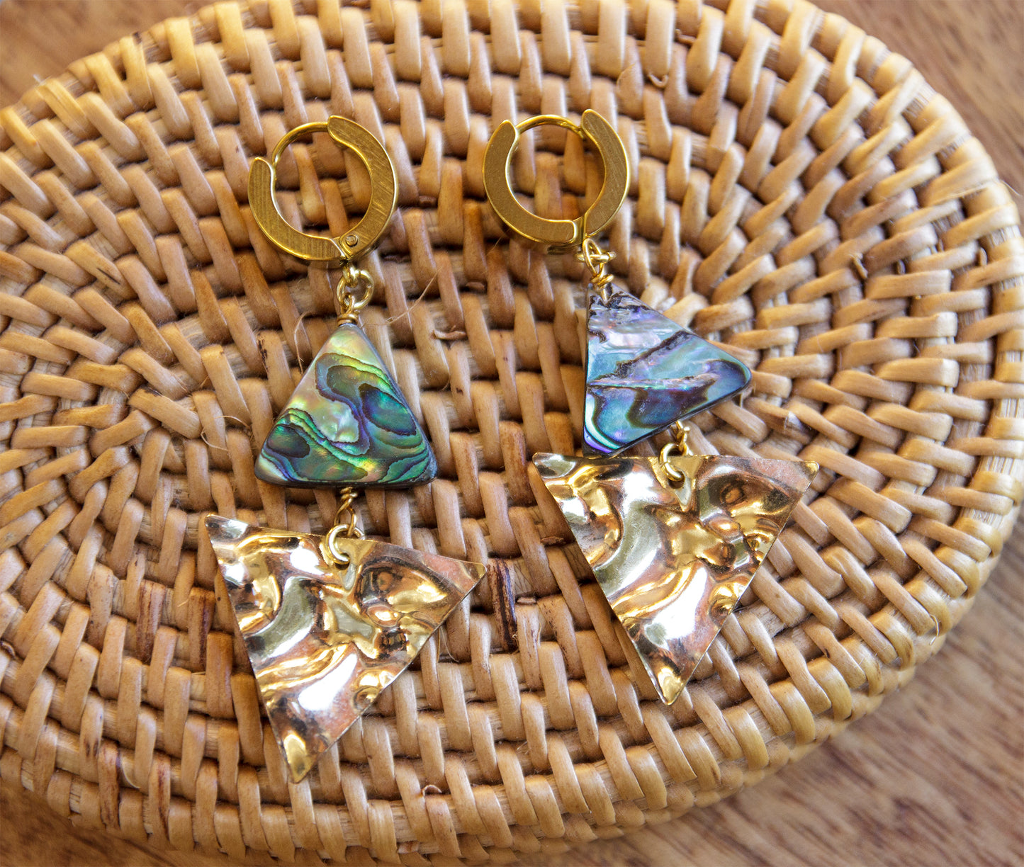 boucle d'oreille géometrique triangle abalone et laiton martelé