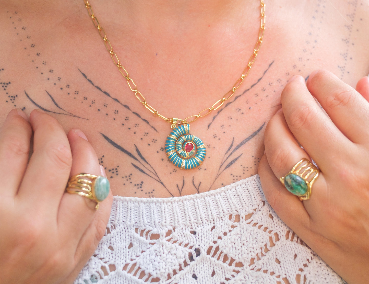 Collier femme à breloques escargot de mer turquoise acier inoxydable doré