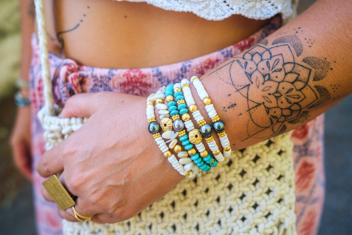 bracelet turquoise et heishi coquillage oursin doré fait main - caurisandco