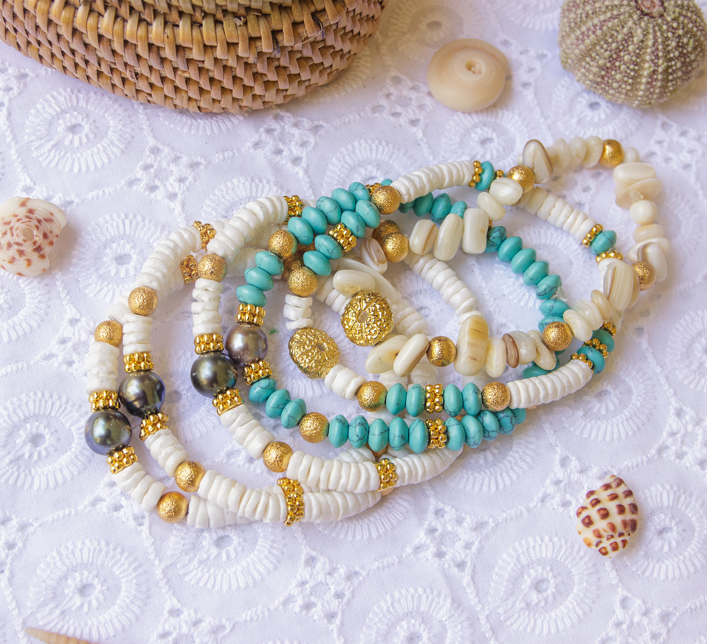 bracelet turquoise et heishi coquillage oursin doré fait main - caurisandco