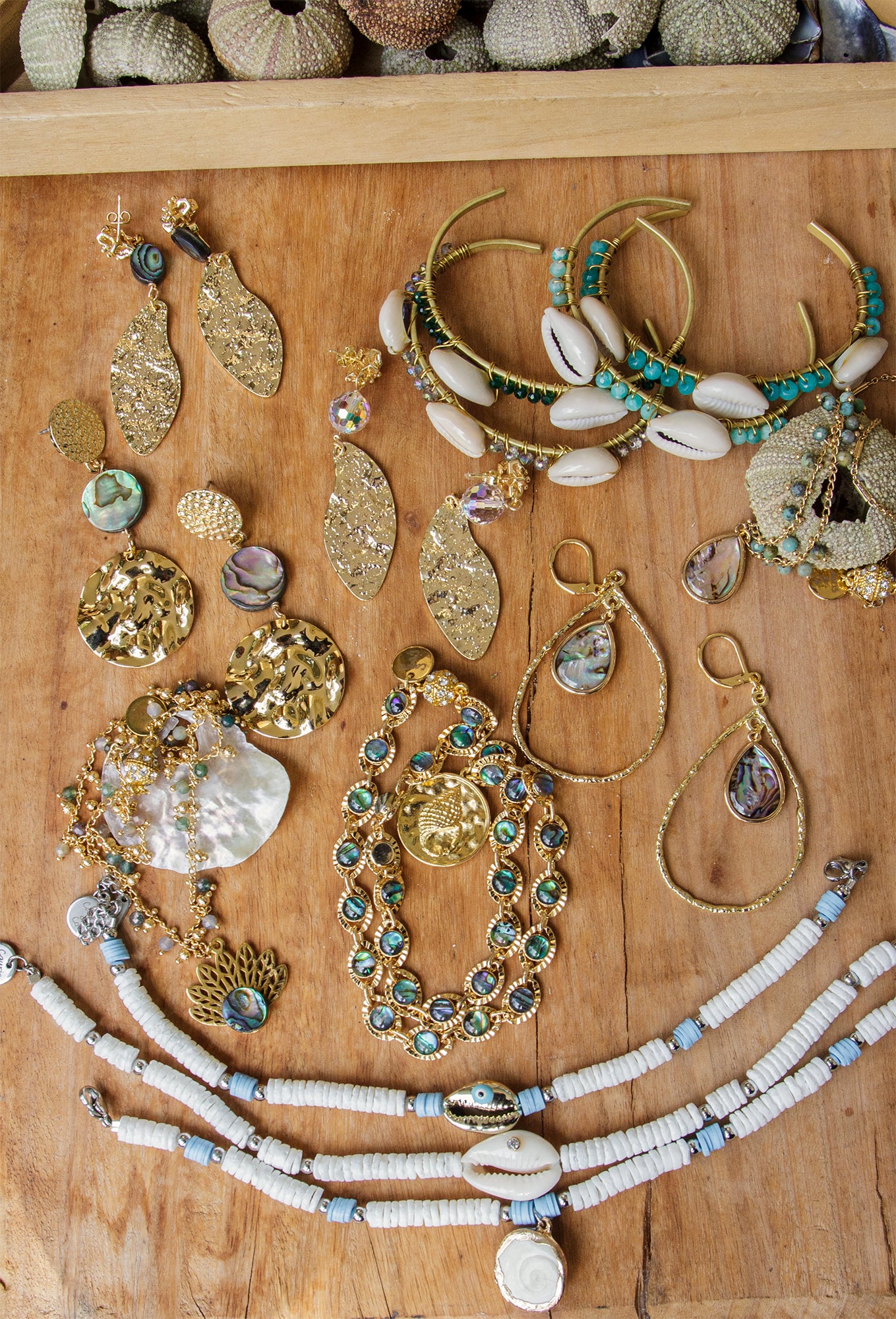 Boucle d'oreille ronde en abalone et sequin rond laiton martelé - caurisandco