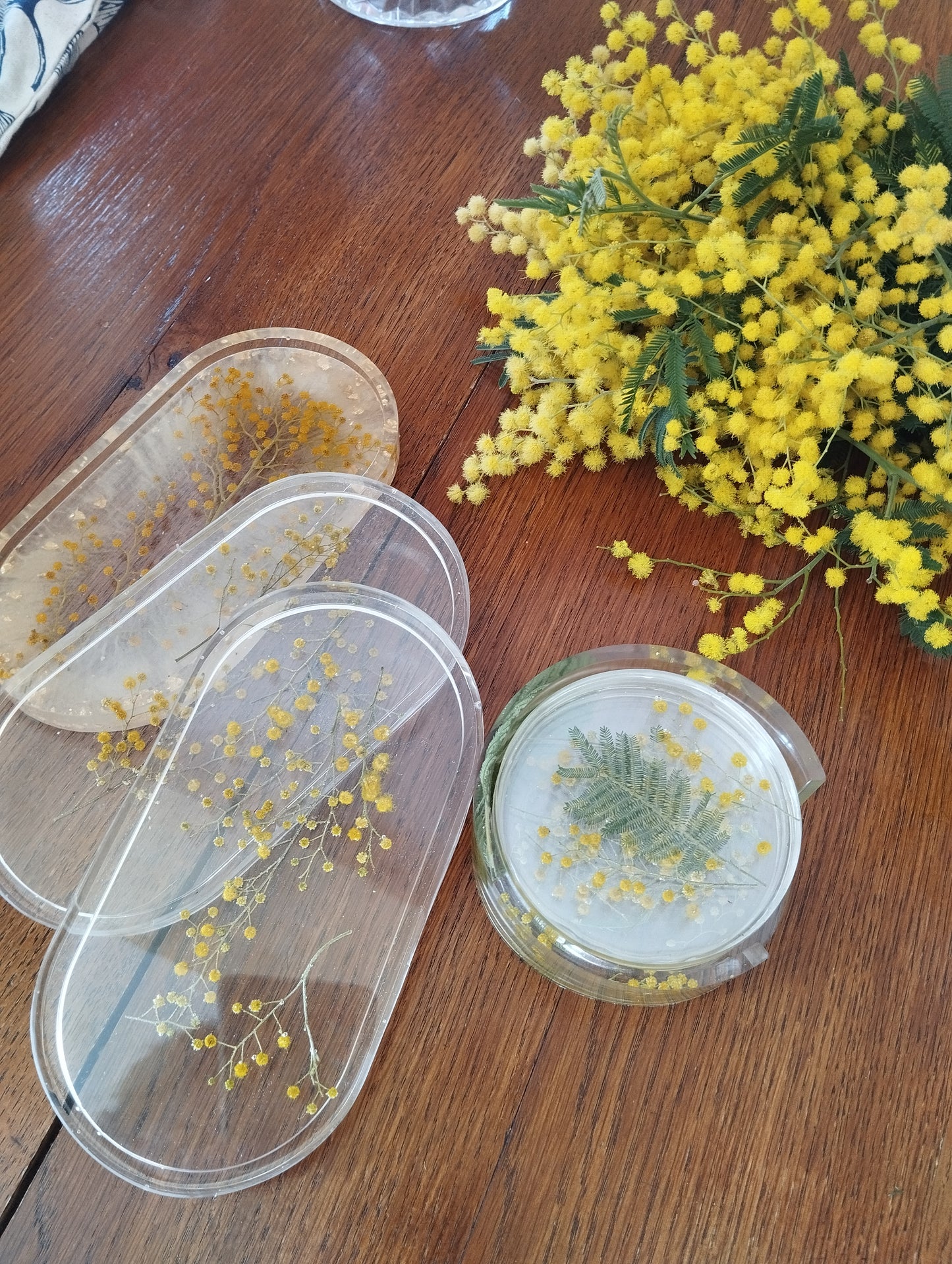 Coupelle vide poche en résine avec inclusion mimosa - caurisandco