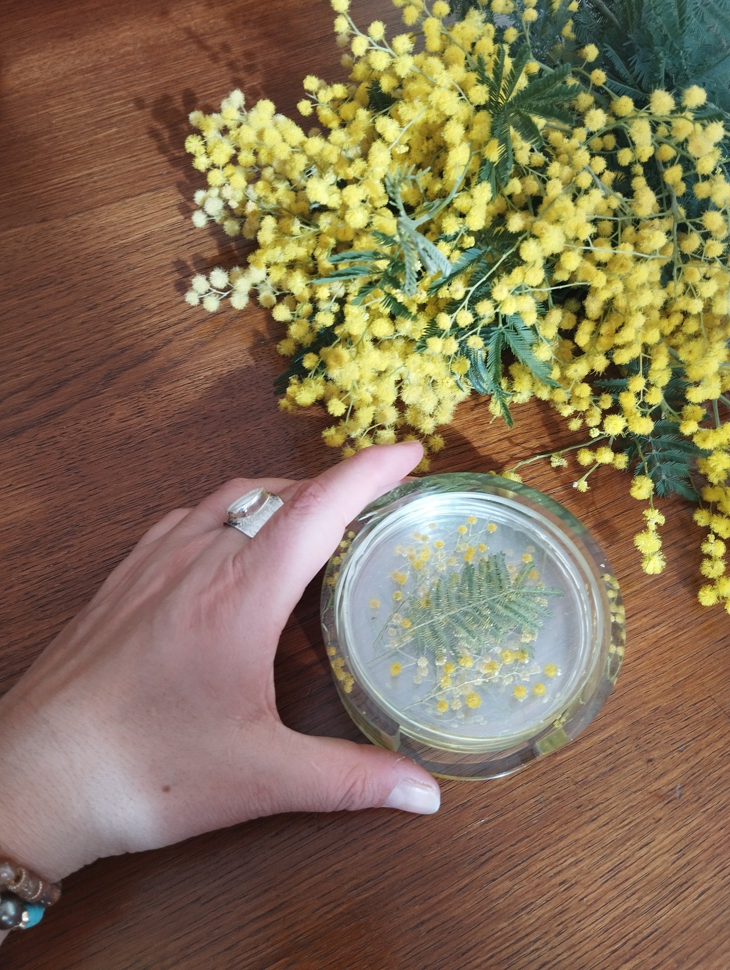 4 sous verre+support en résine époxy rond avec inclusion de mimosa - caurisandco