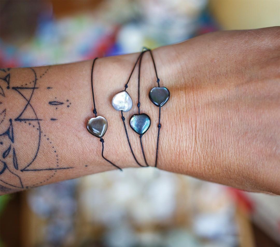 Bracelet coeur en nacre foncé irisé 8 mm - caurisandco