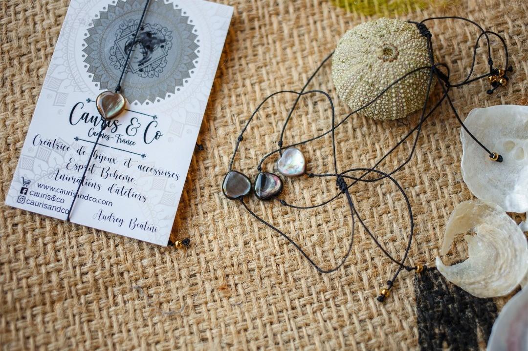 Bracelet coeur en nacre foncé irisé 8 mm - caurisandco
