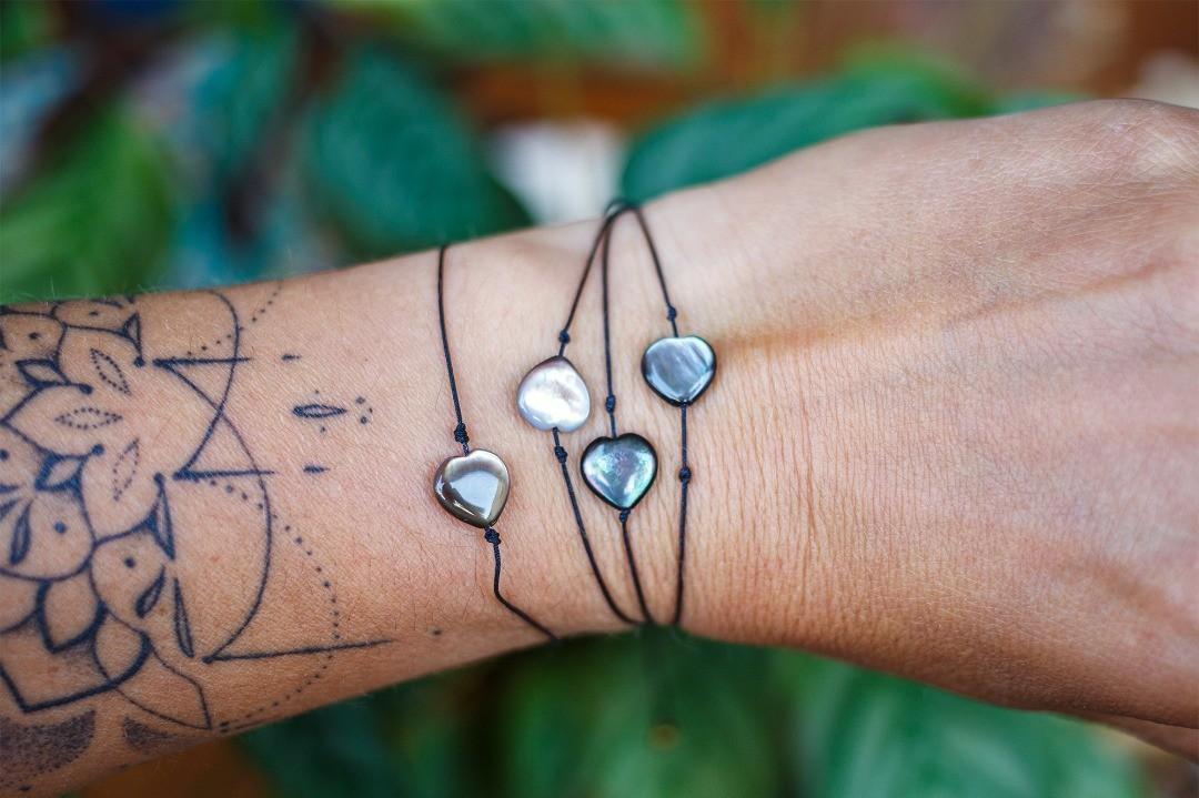 Bracelet coeur en nacre foncé irisé 8 mm - caurisandco