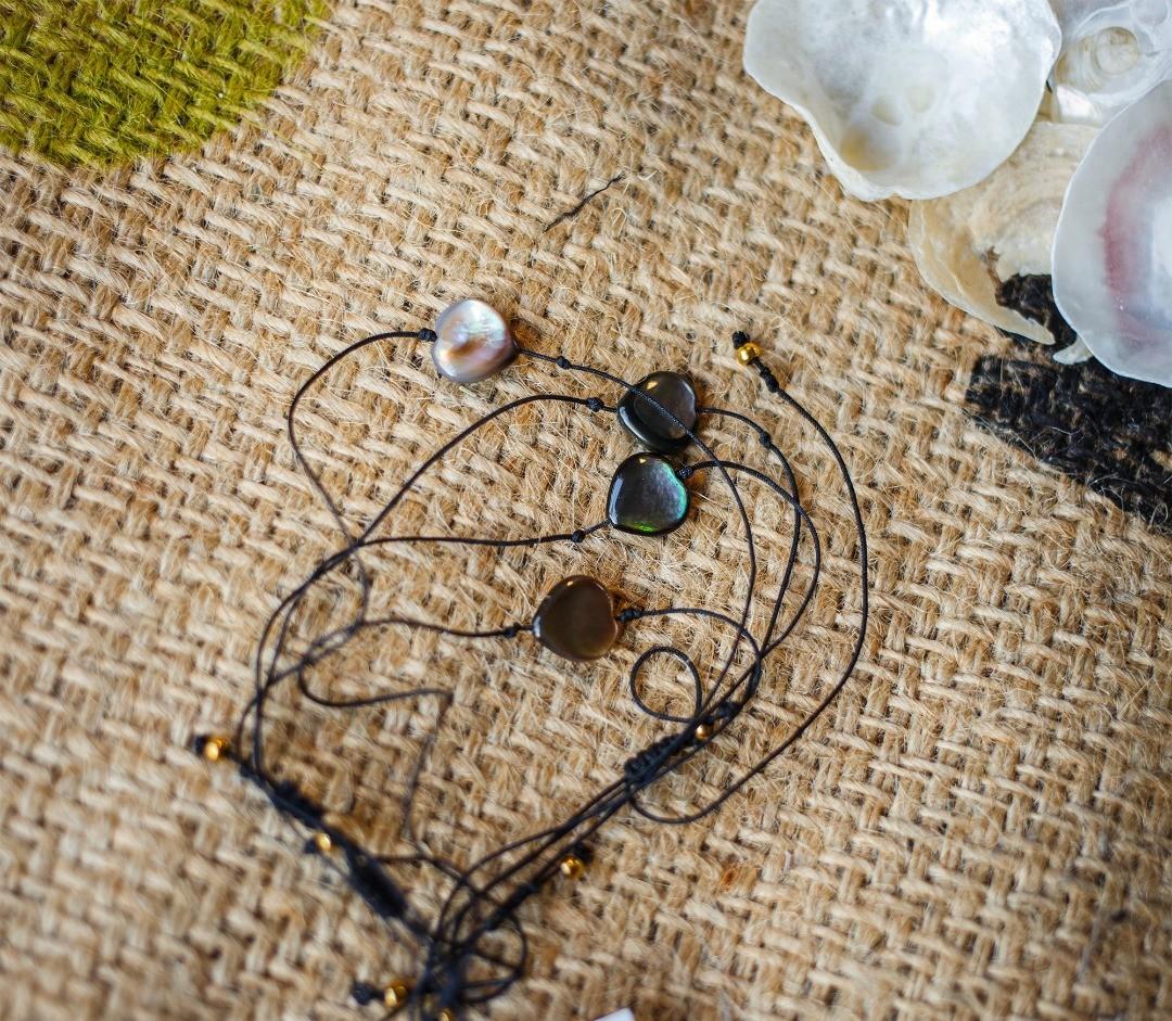 Bracelet coeur en nacre foncé irisé 8 mm - caurisandco