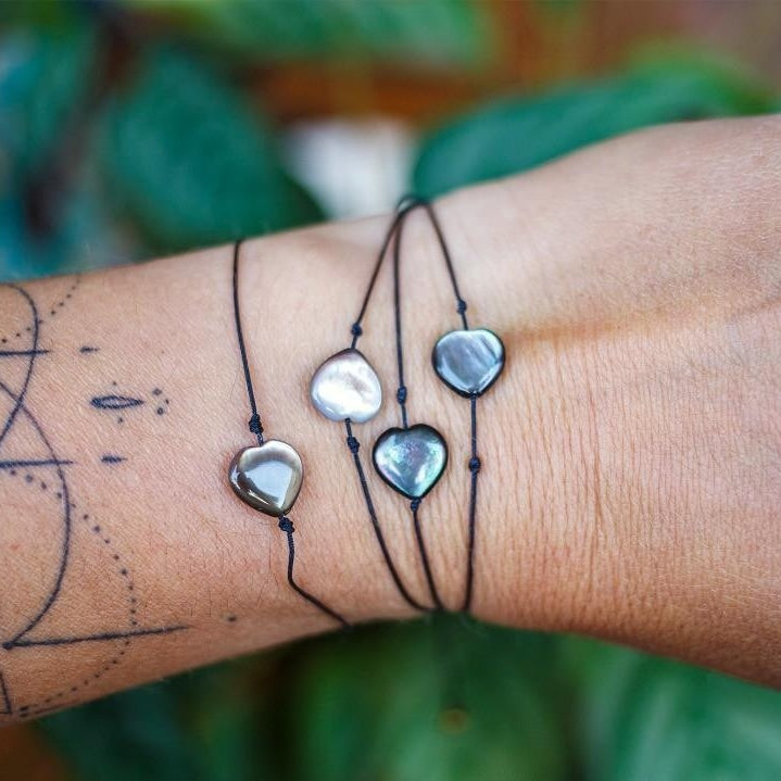 Bracelet coeur en nacre foncé irisé 8 mm - caurisandco