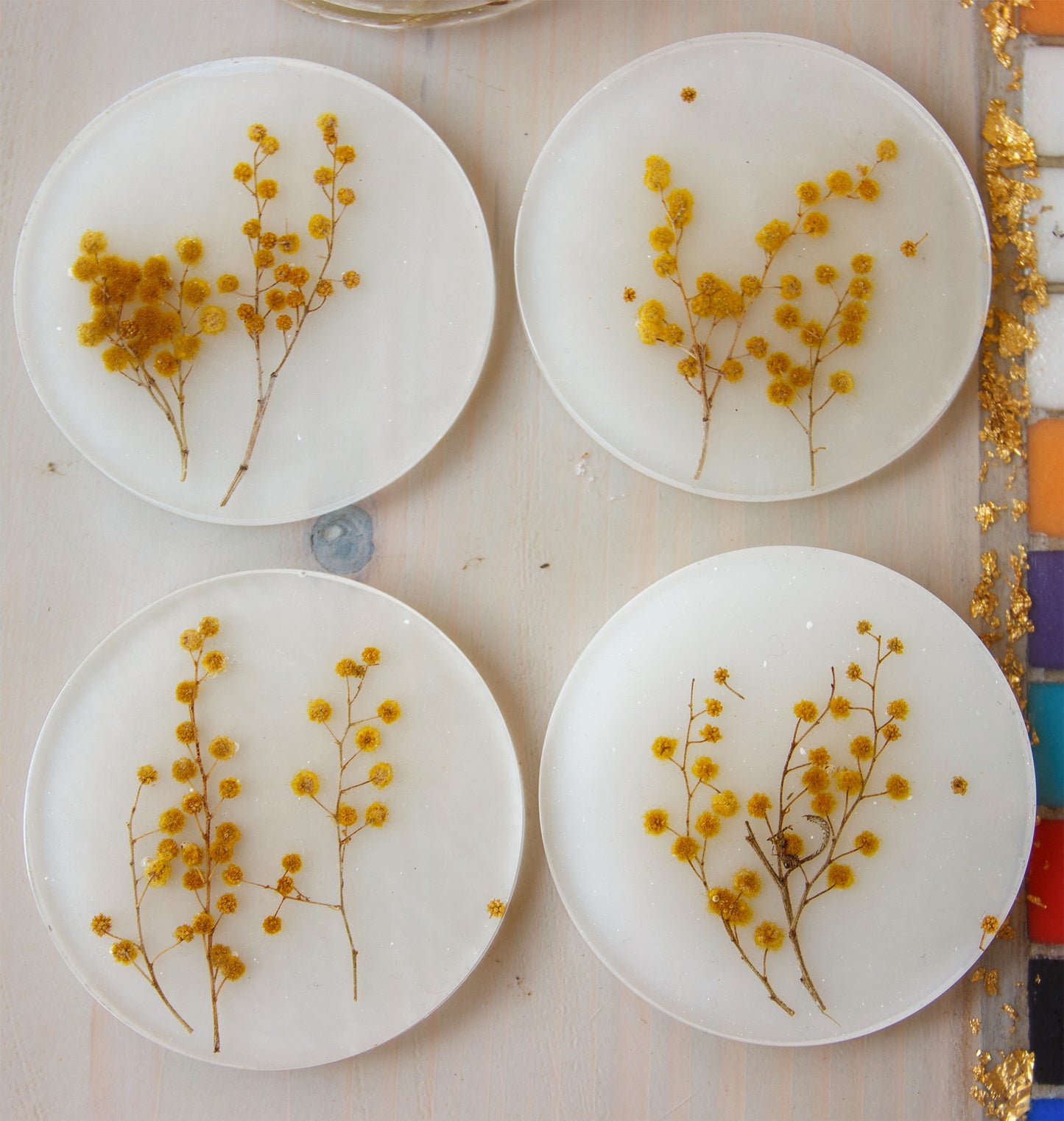 4 sous verre+support en résine époxy rond avec inclusion de mimosa - caurisandco