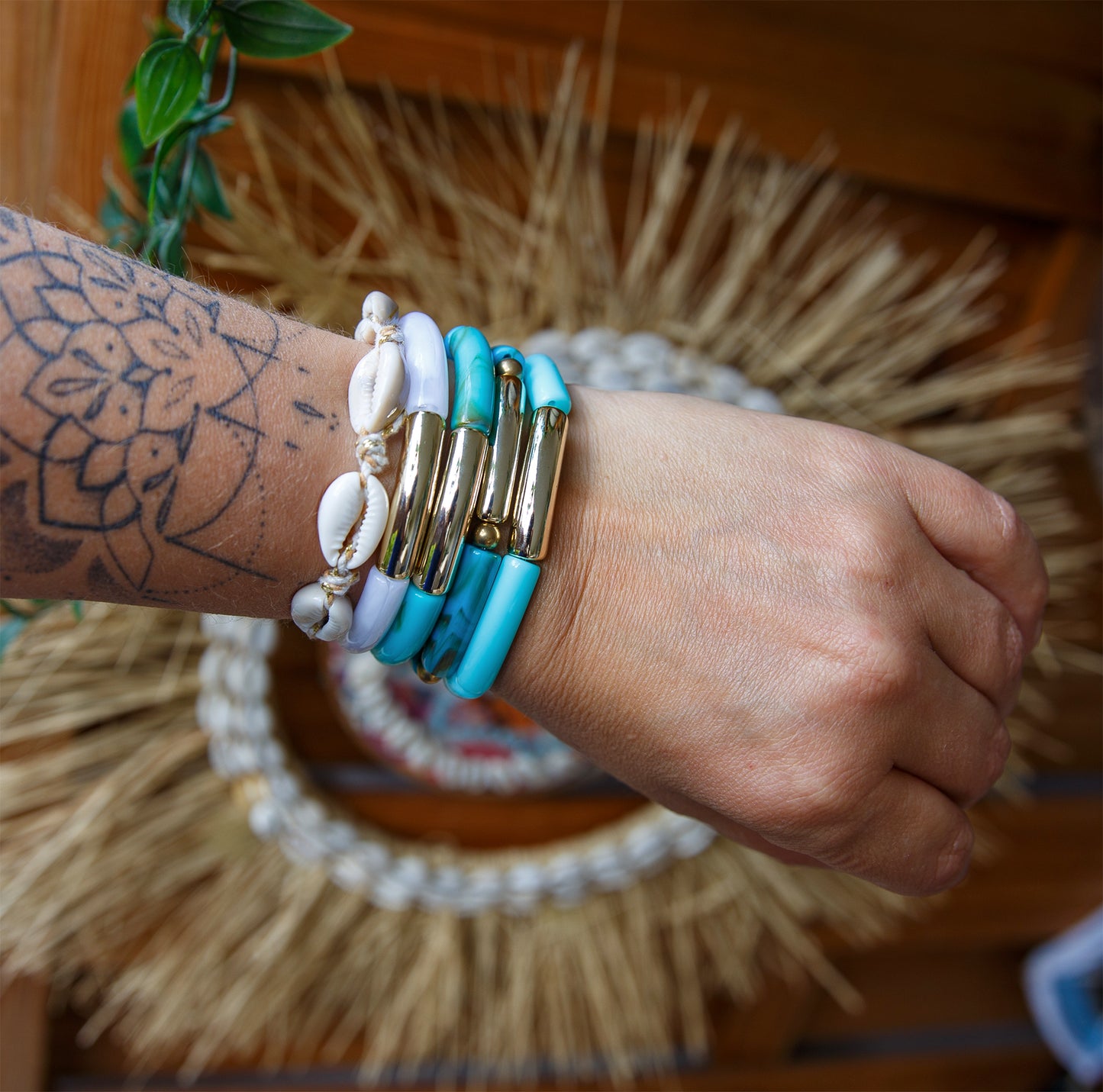 bracelet acrylique large incurvé (plusieurs couleurs disponibles) - caurisandco