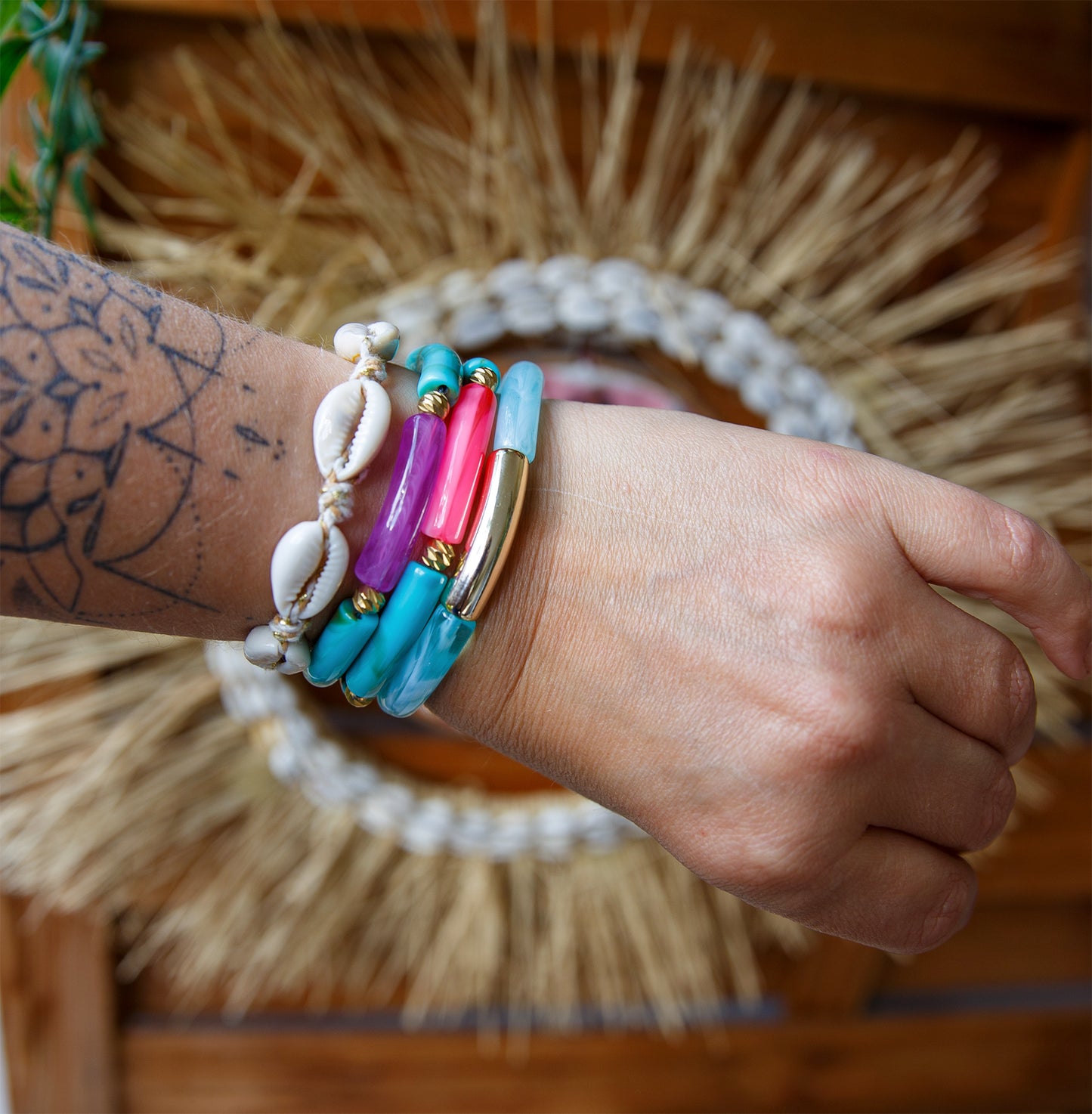 bracelet acrylique large incurvé (plusieurs couleurs disponibles) - caurisandco