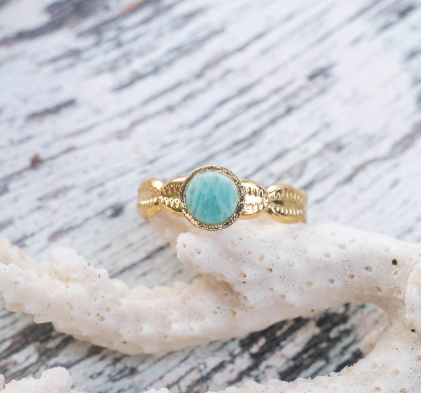 Bague Cauris réglable en acier inox doré – Cabochon nacre, amazonite