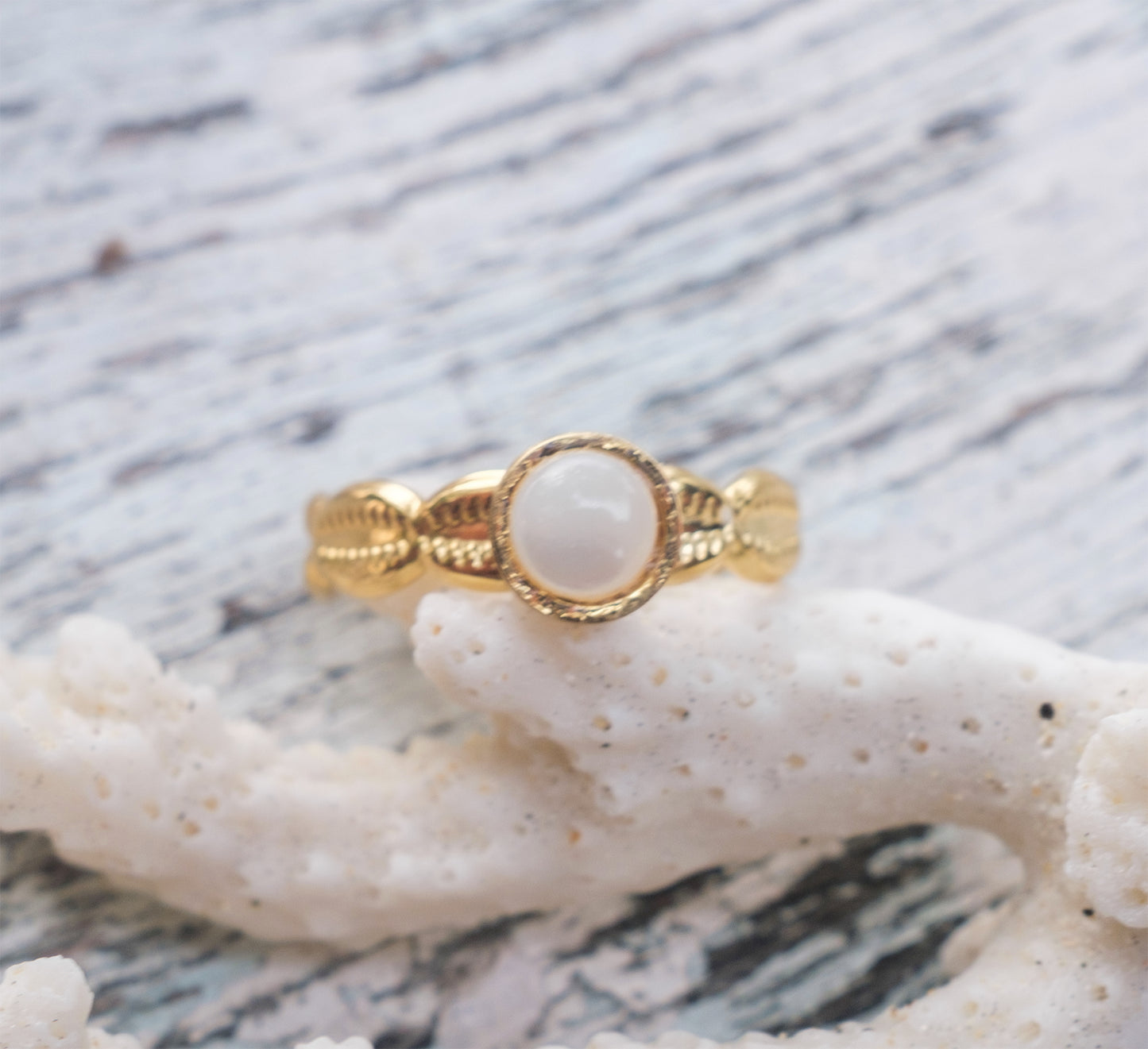 Bague Cauris réglable en acier inox doré – Cabochon nacre, amazonite