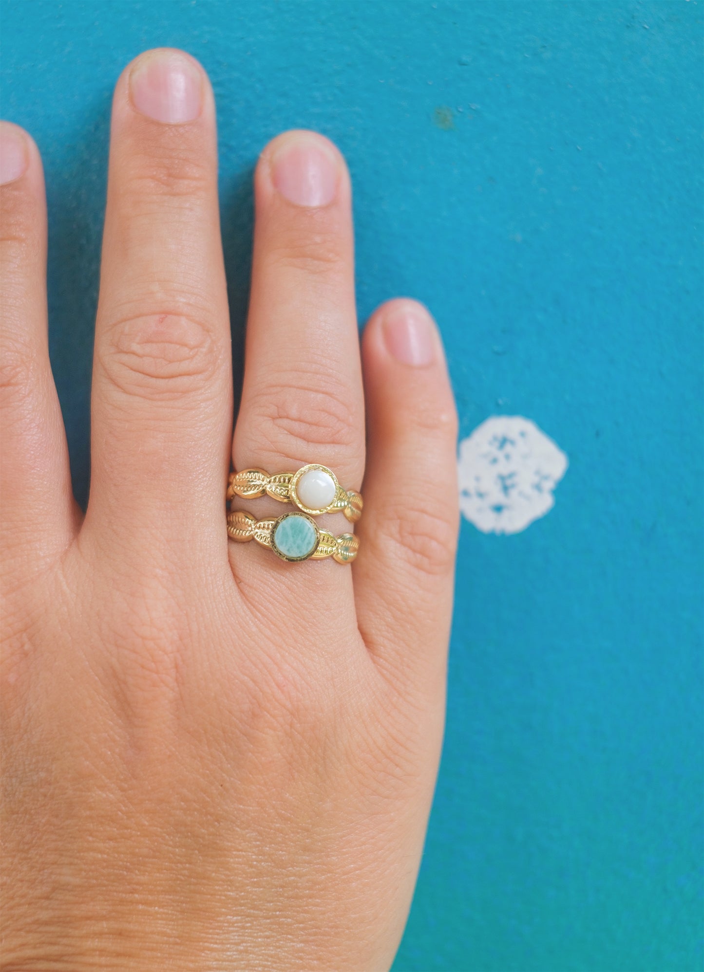 Bague Cauris réglable en acier inox doré – Cabochon nacre, amazonite