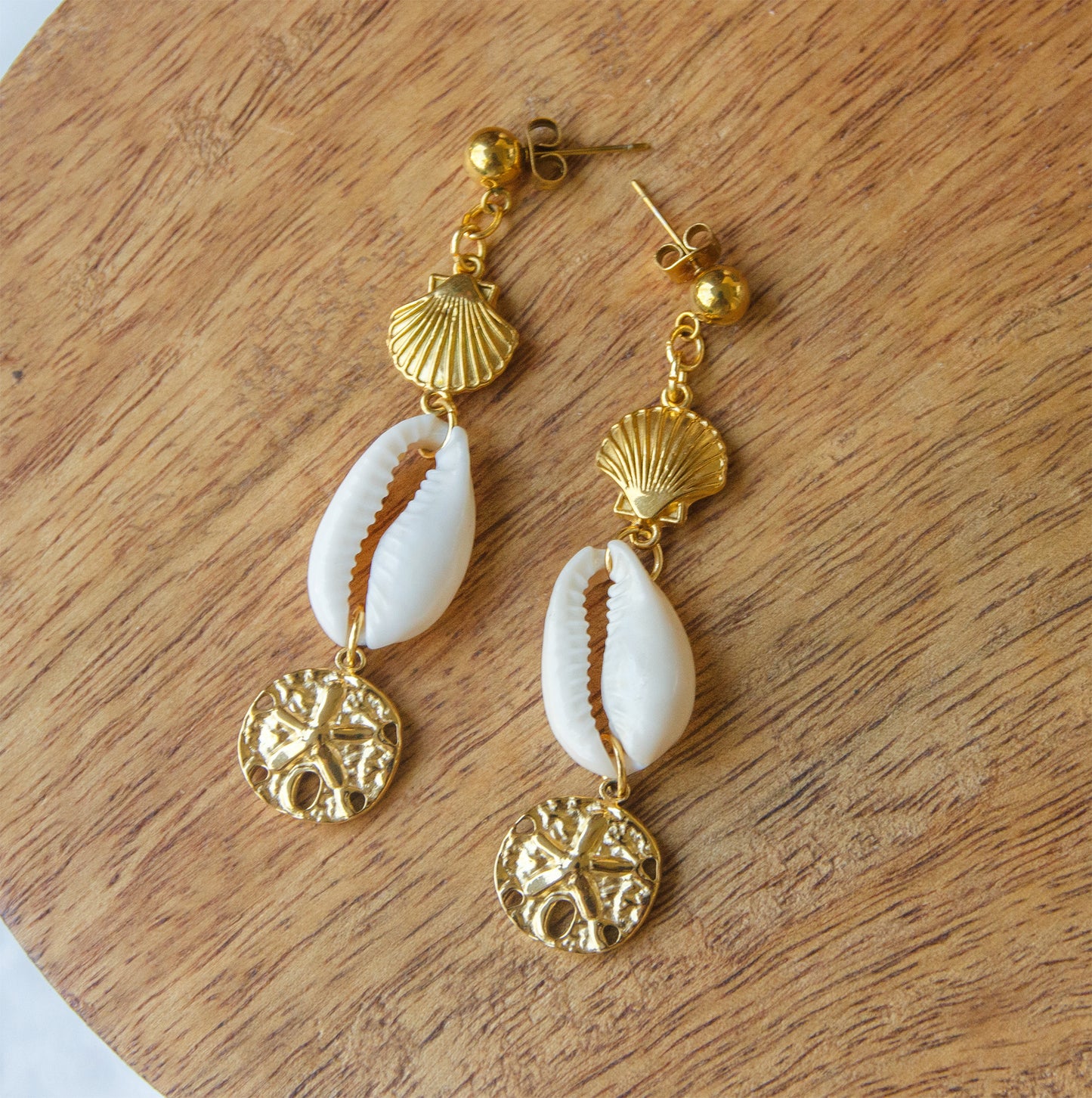 Boucles d’oreilles pendantes bohèmes cauris & sand dollar