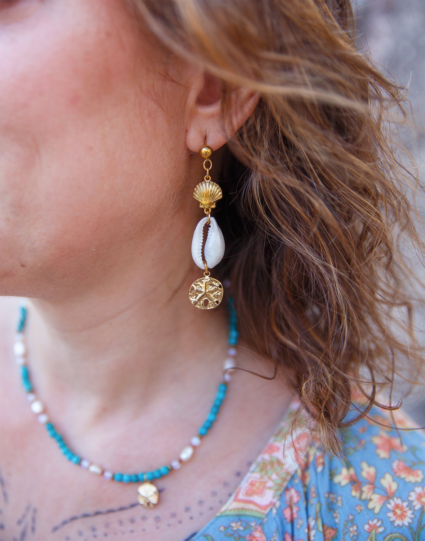 Boucles d’oreilles pendantes bohèmes cauris & sand dollar