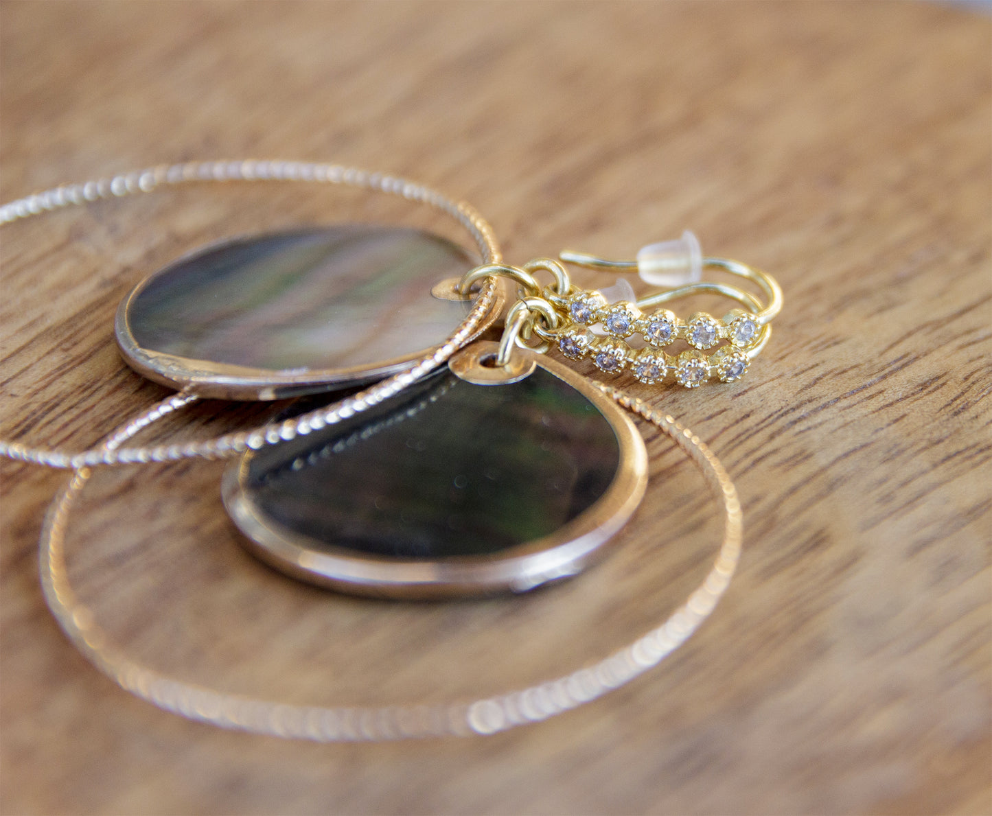boucle d'oreille en laiton doré géométrique ronde et pendentif en nacre