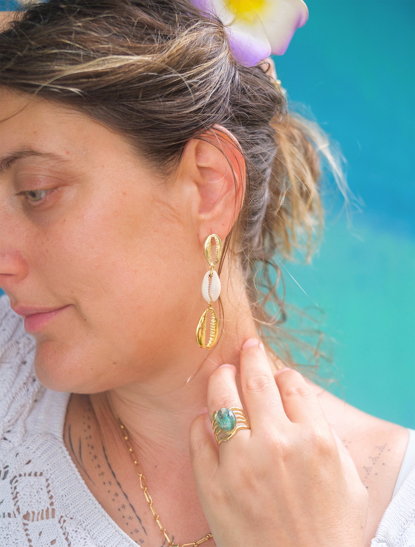 boucle d'oreille pendante 3 cauris doré et naturels