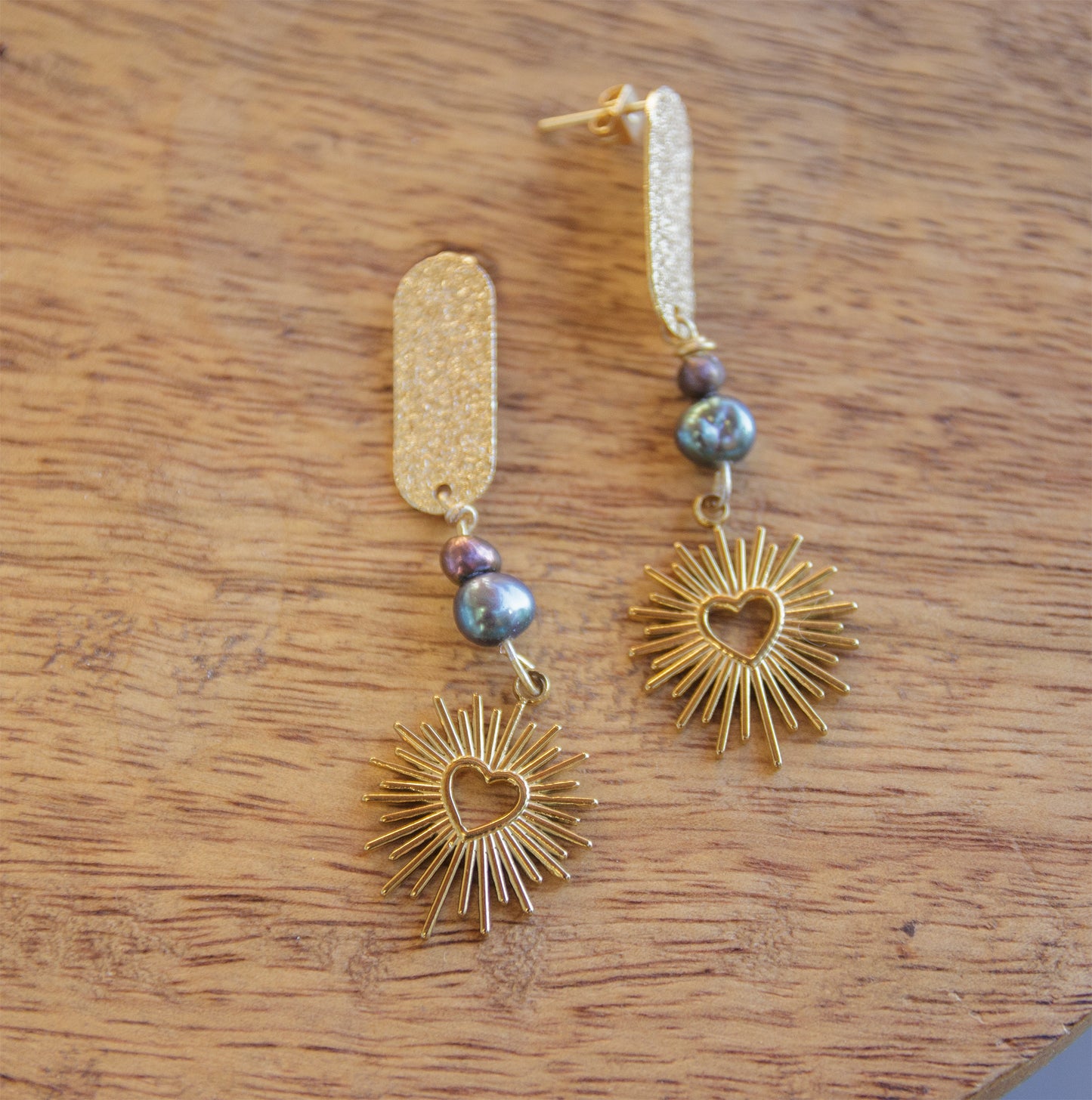 boucle d'oreille ex voto coeur et nacre foncée
