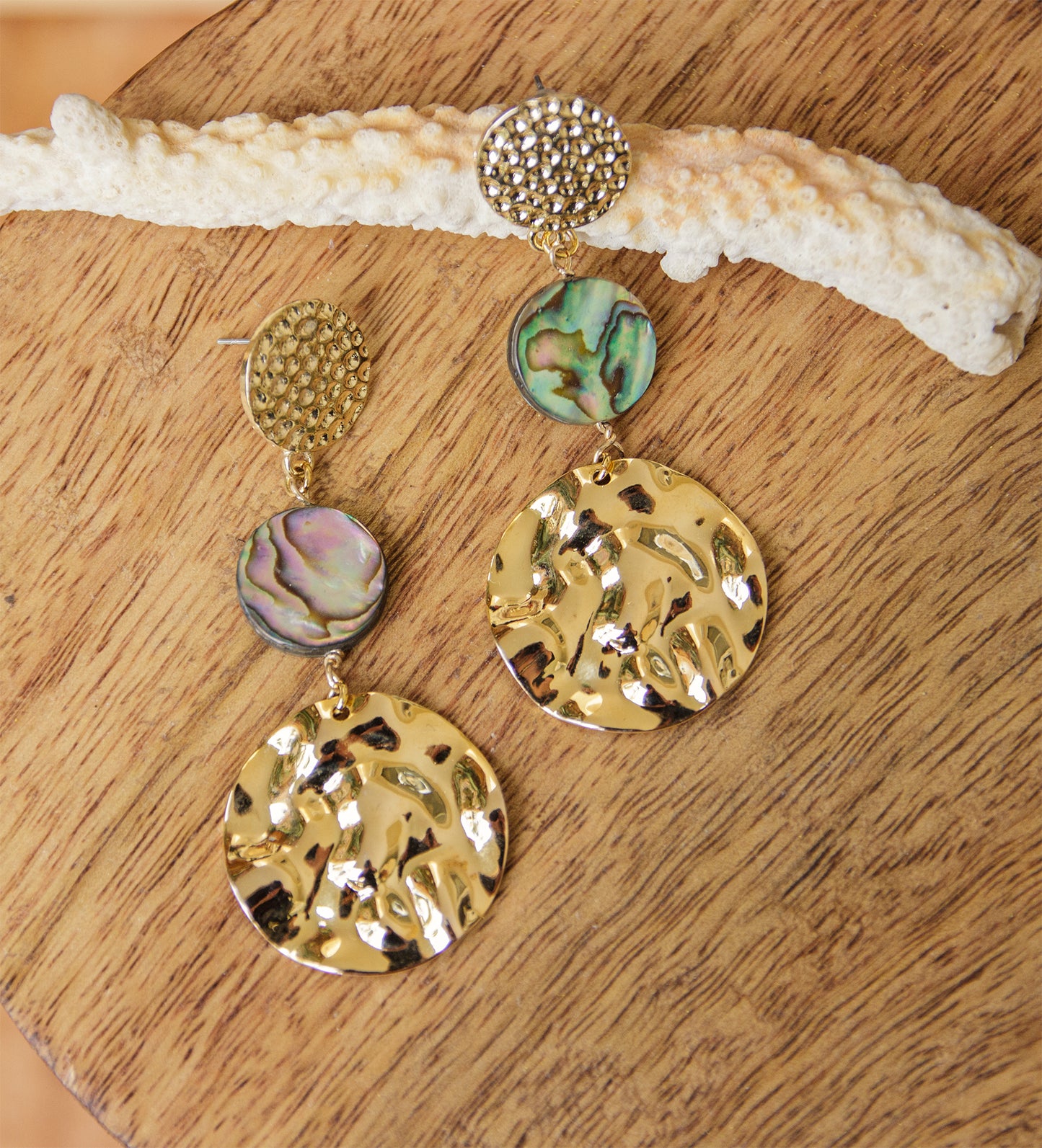 Boucle d'oreille ronde en abalone et sequin rond laiton martelé - caurisandco