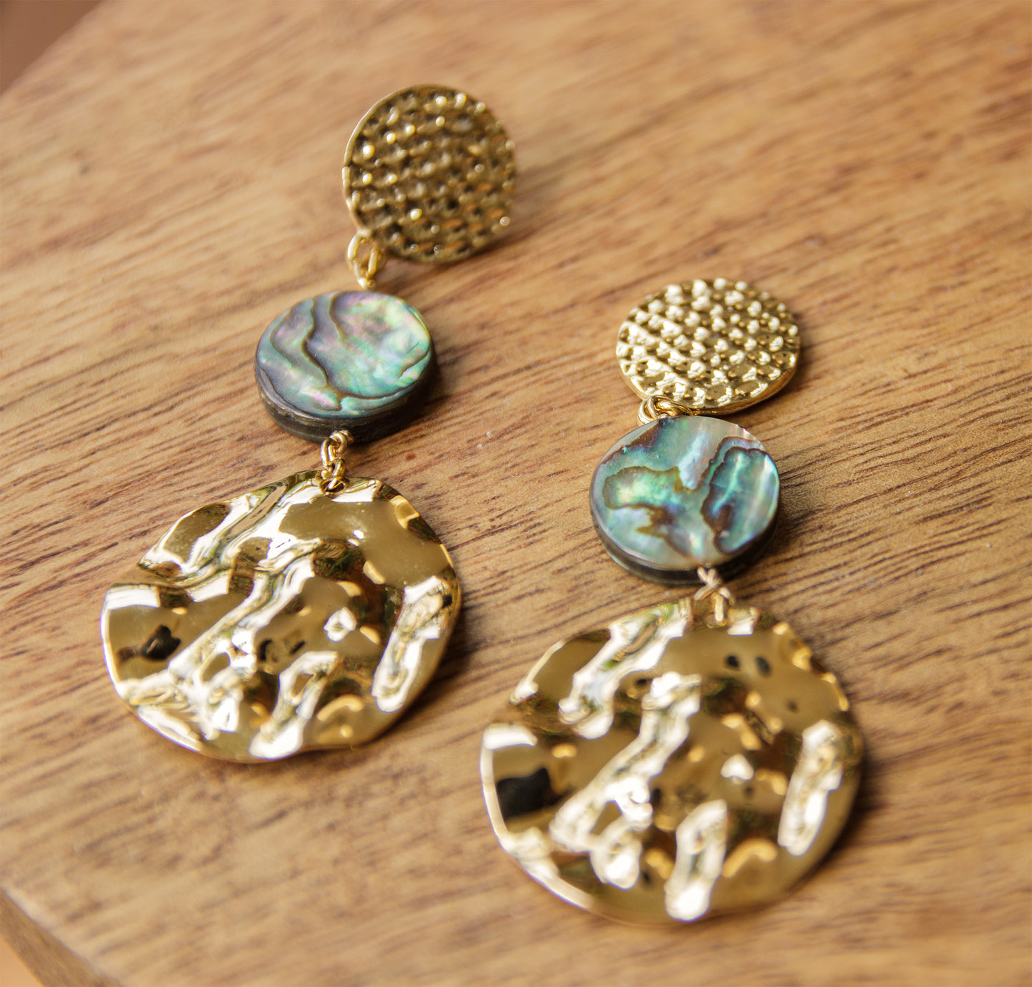 Boucle d'oreille ronde en abalone et sequin rond laiton martelé - caurisandco