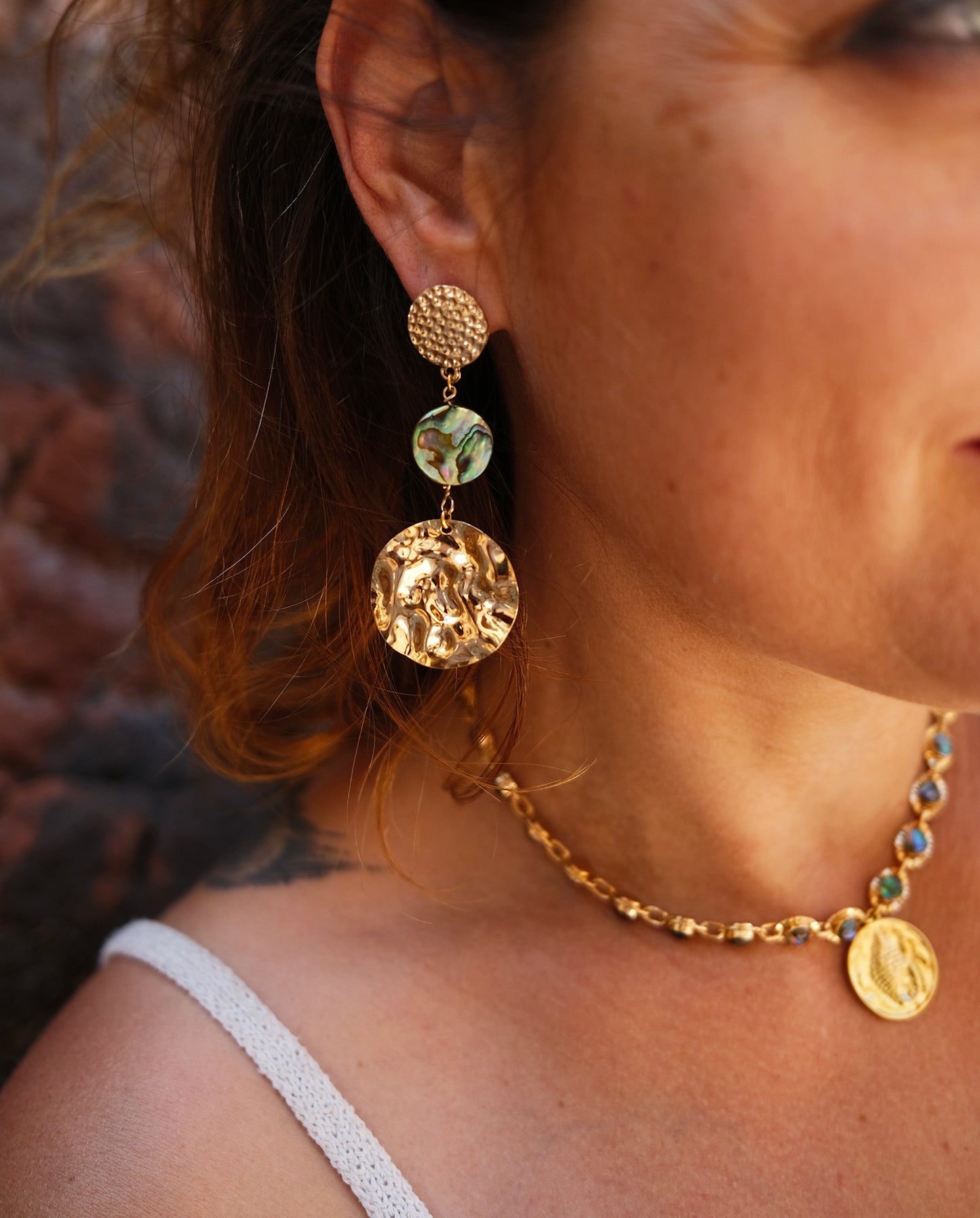 Boucle d'oreille ronde en abalone et sequin rond laiton martelé - caurisandco