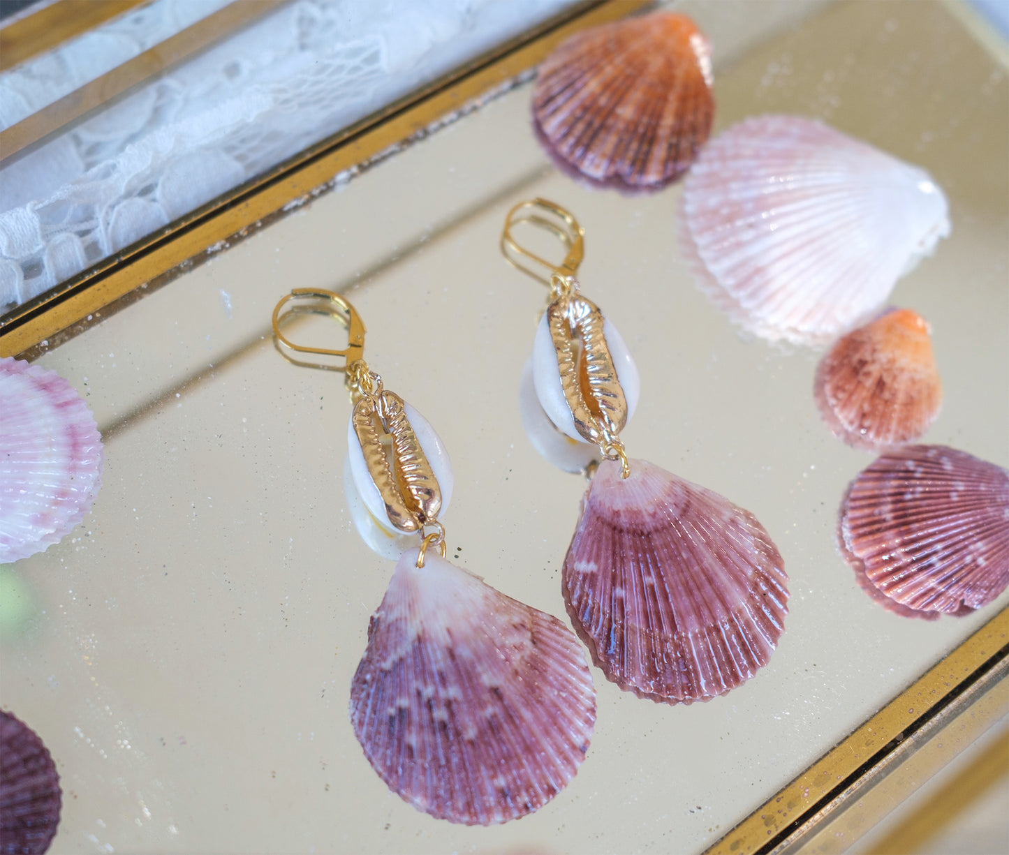Boucles d'oreilles coquillages et cauris .Pièce unique artisanale - caurisandco