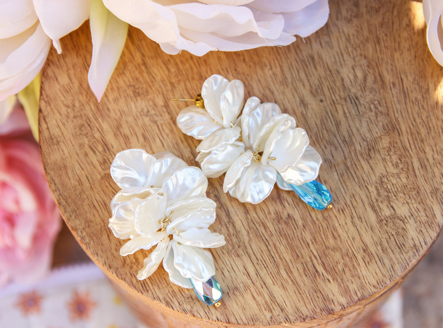 Boucles d’oreilles pétales de fleurs blanche en grappe