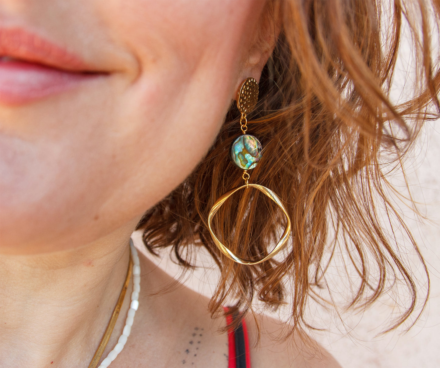 Boucles d'Oreilles Abalone et Laiton Martelé Dorées Pièce Unique Cauris&Co - caurisandco