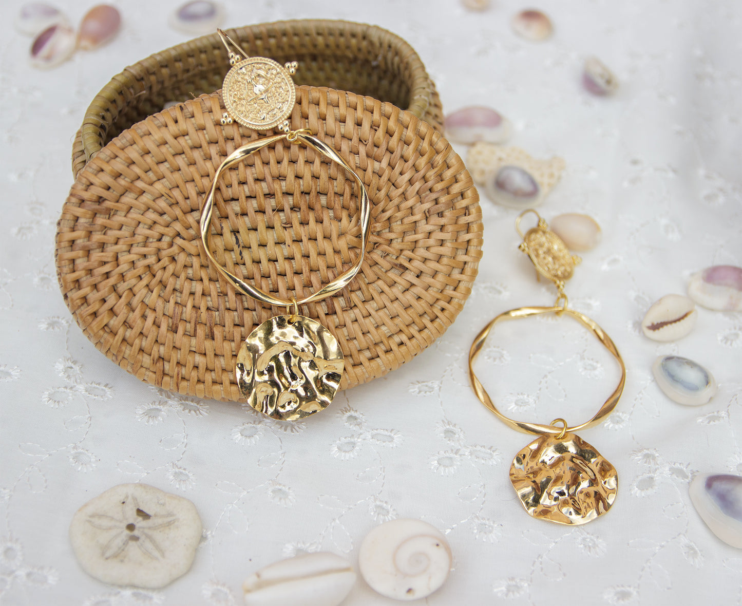 Boucle d'oreille longue géometrique avec sequin martelé - caurisandco