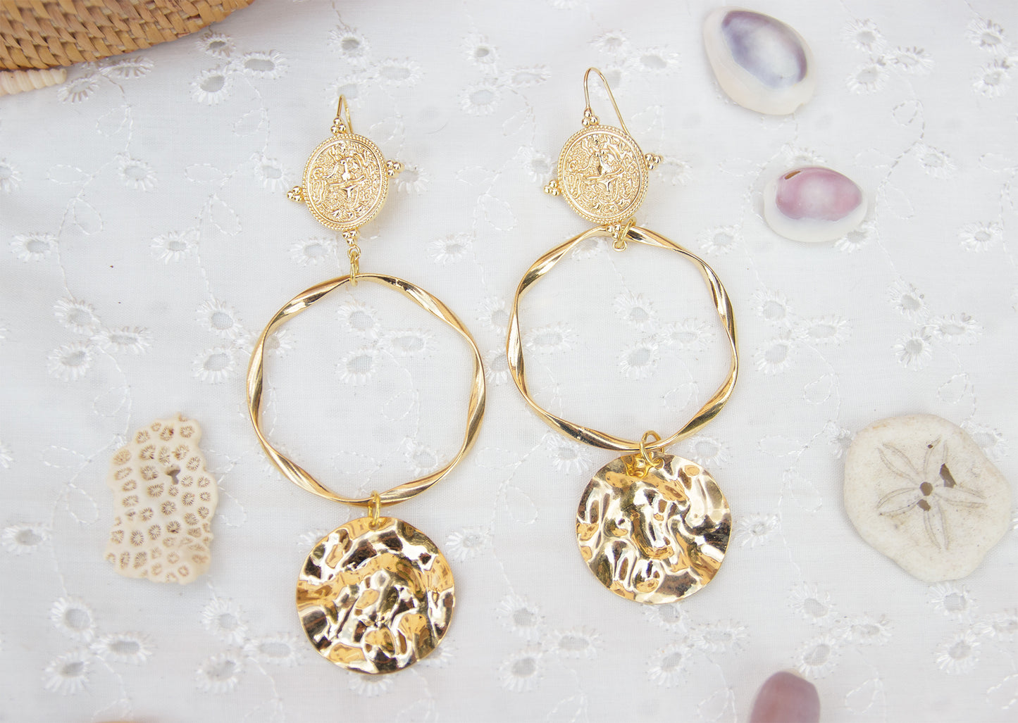 Boucle d'oreille longue géometrique avec sequin martelé - caurisandco