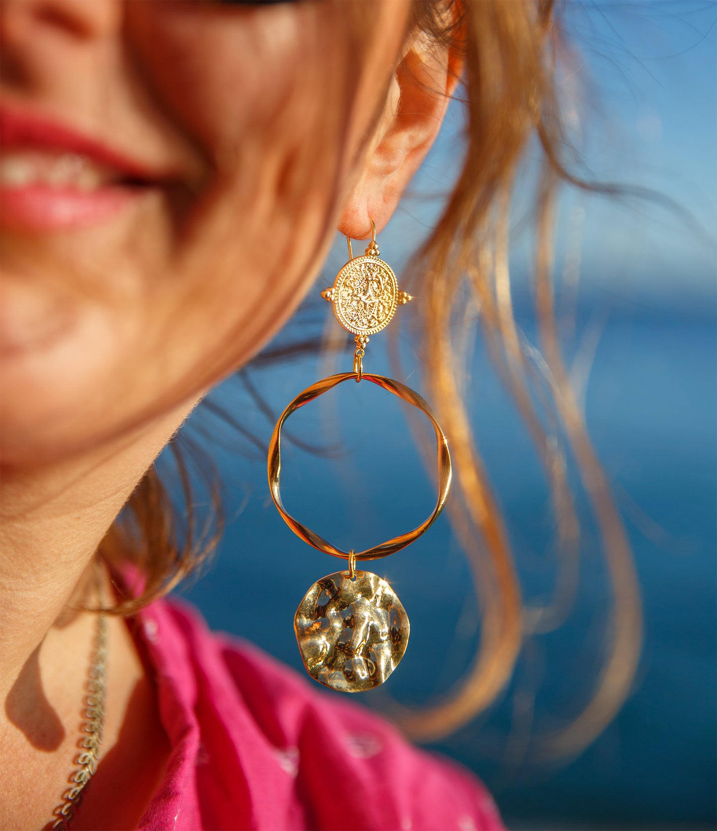Boucle d'oreille longue géometrique avec sequin martelé - caurisandco