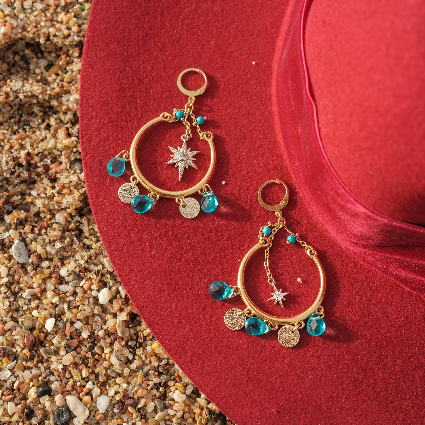 Boucle d'oreille étoilée asymétrique avec gouttes en verre et sequins - caurisandco