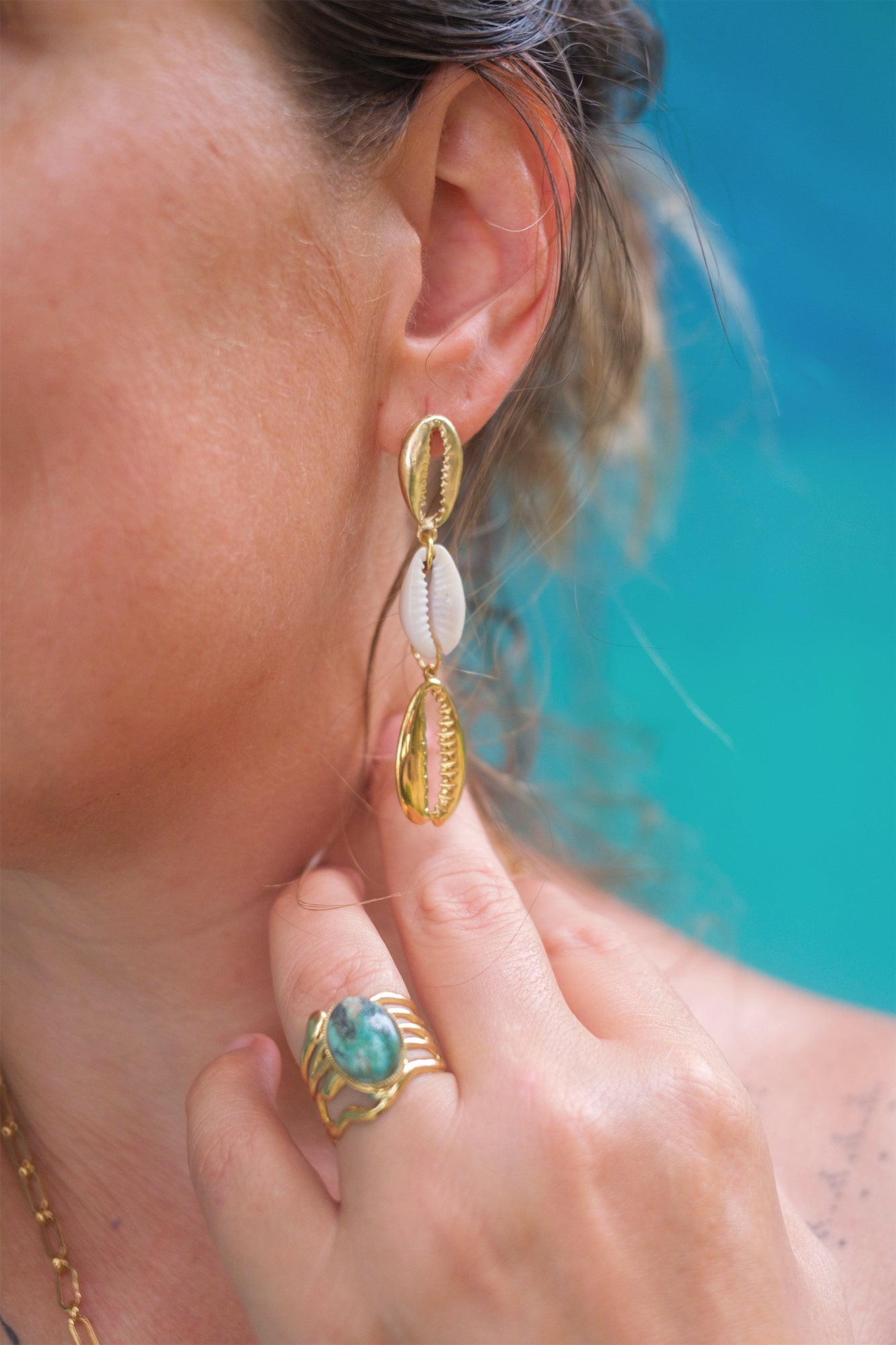 boucle d'oreille pendante 3 cauris doré et naturels