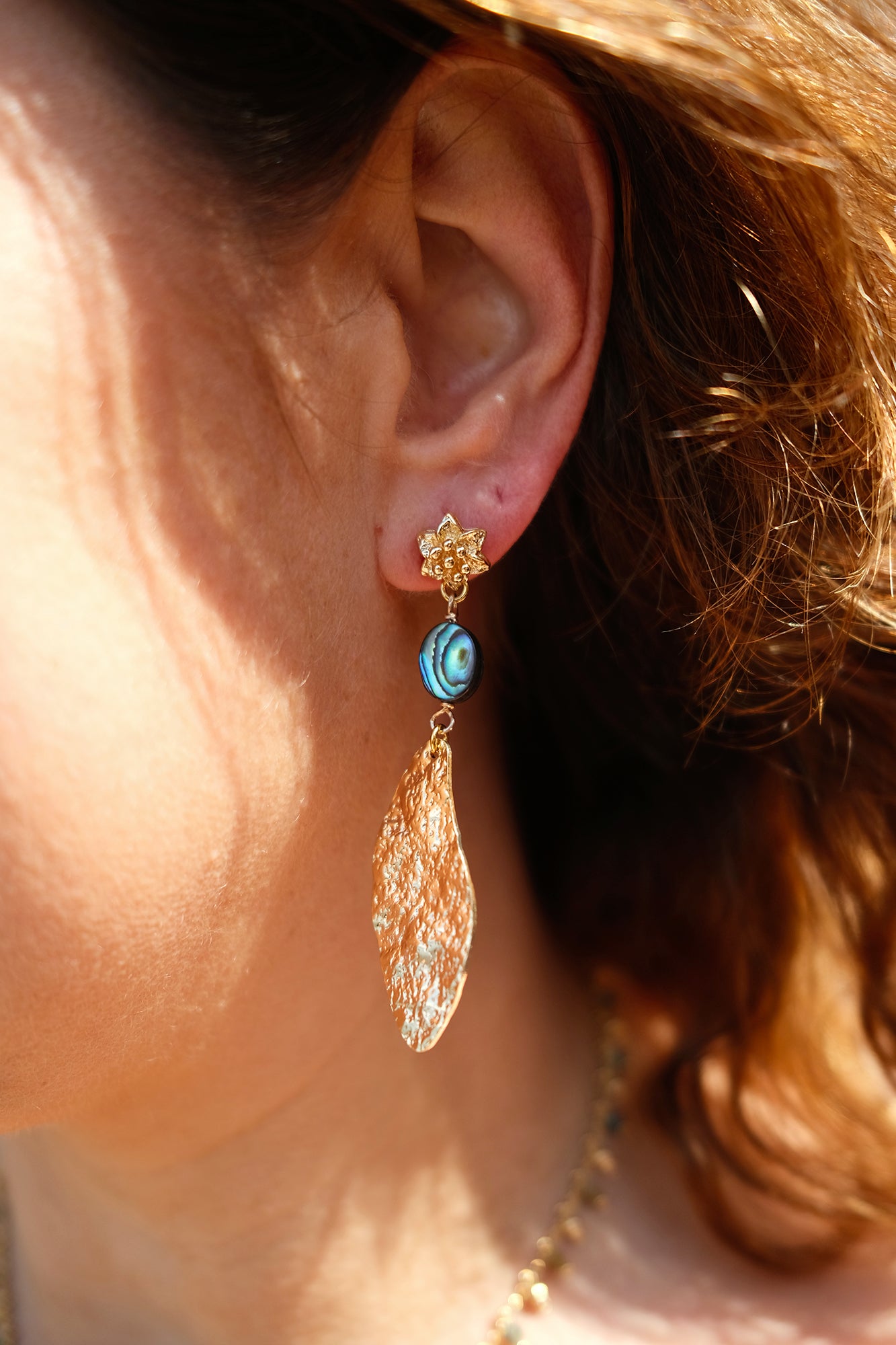 boucle d'oreille longue en abalone et sequin martelé allongé - caurisandco