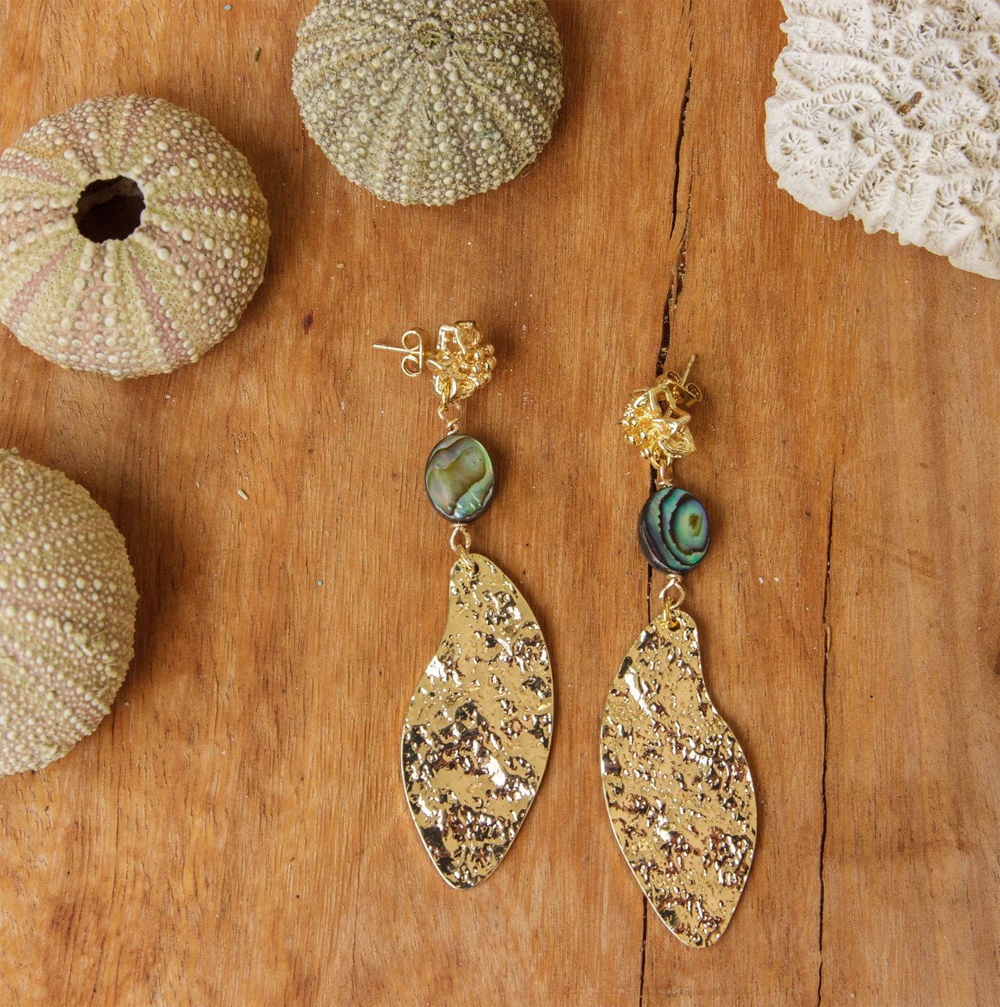 boucle d'oreille longue en abalone et sequin martelé allongé - caurisandco