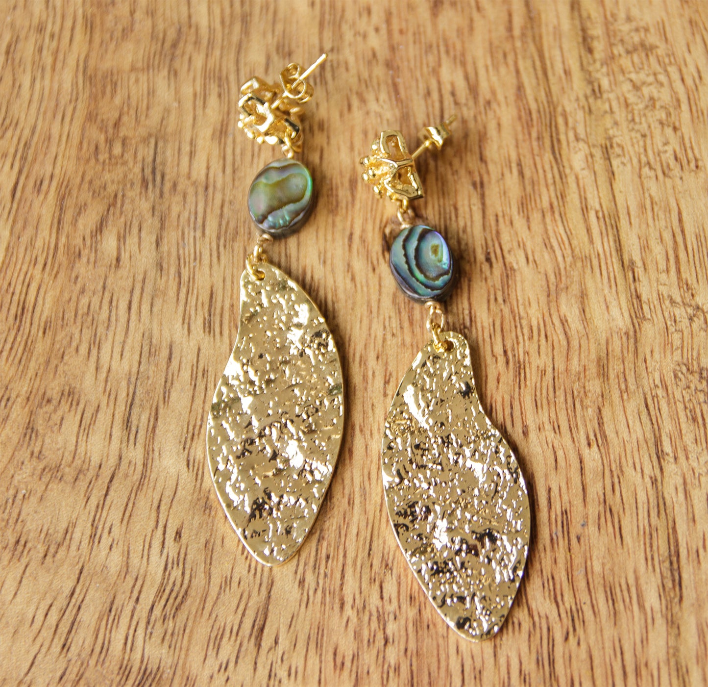 boucle d'oreille longue en abalone et sequin martelé allongé - caurisandco