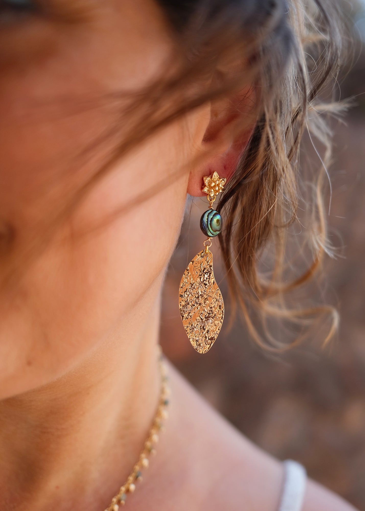 boucle d'oreille longue en abalone et sequin martelé allongé - caurisandco