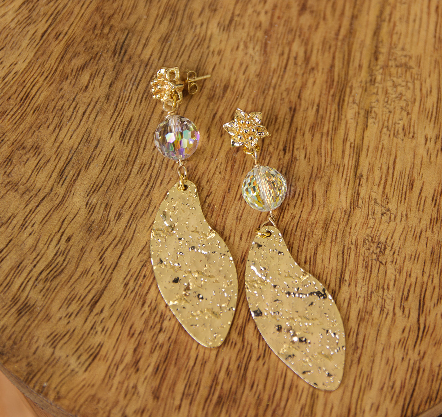 Boucle d'oreille longue en cristal et sequin martelé allongé - caurisandco