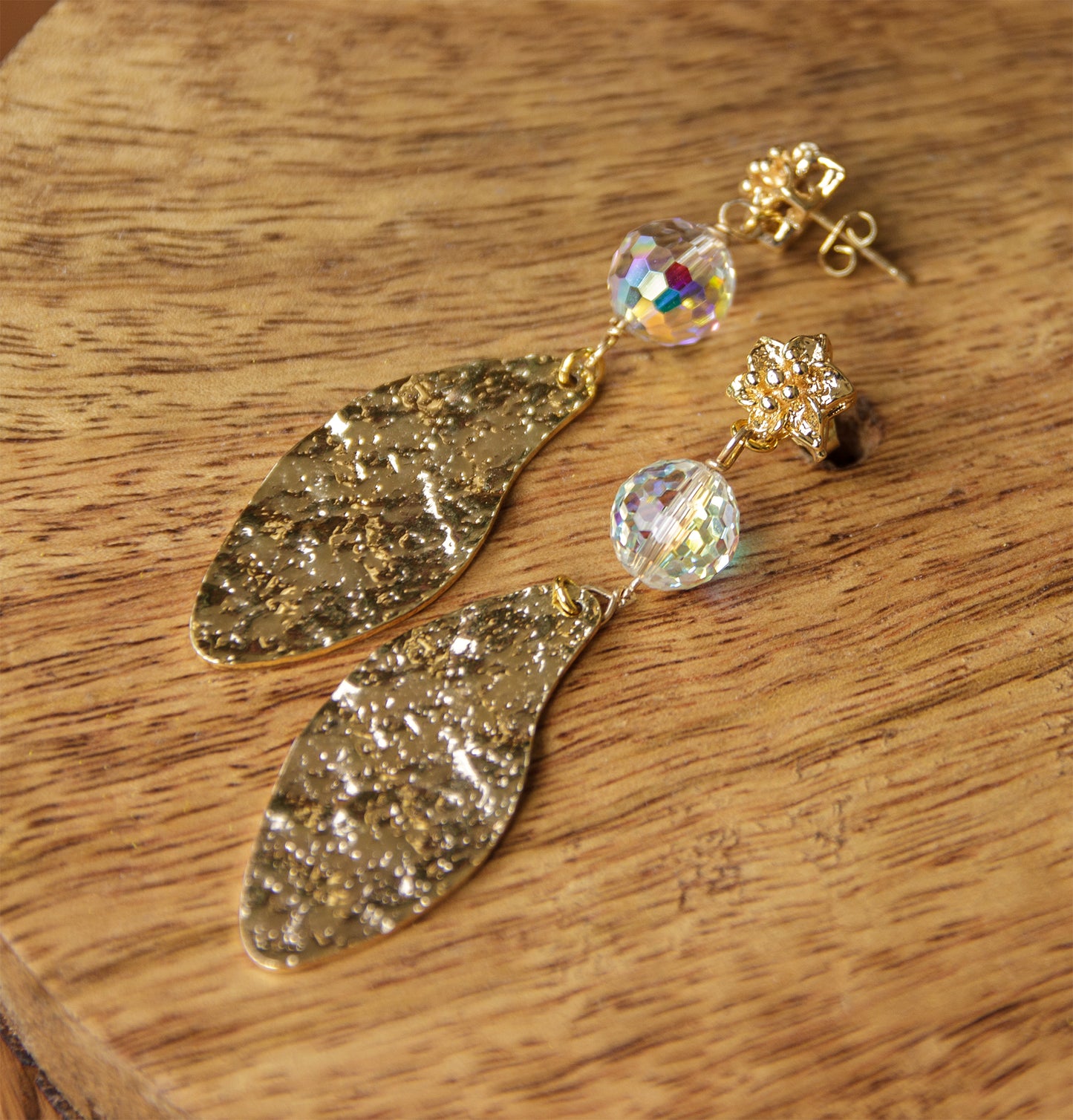 Boucle d'oreille longue en cristal et sequin martelé allongé - caurisandco