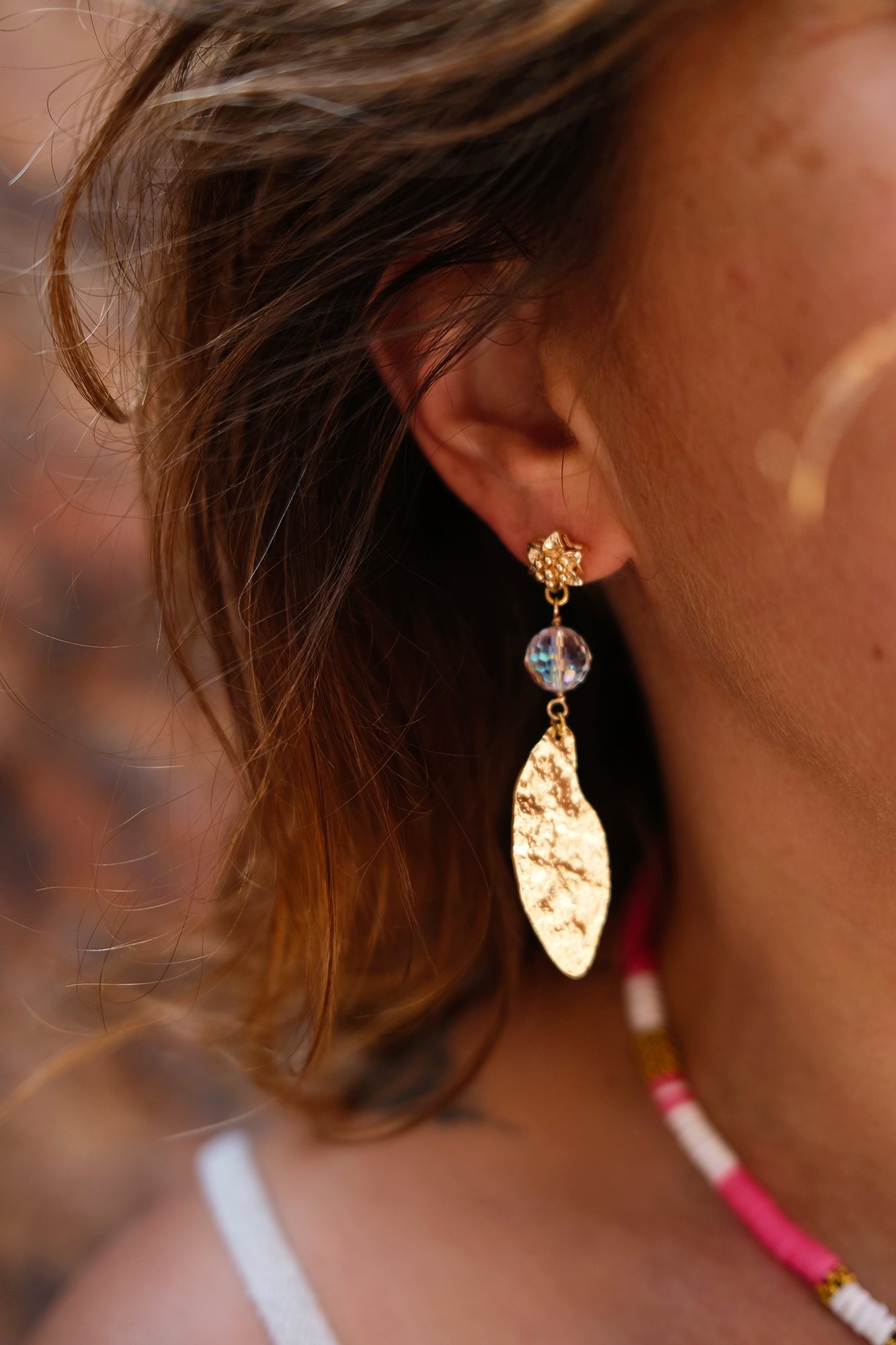Boucle d'oreille longue en cristal et sequin martelé allongé - caurisandco
