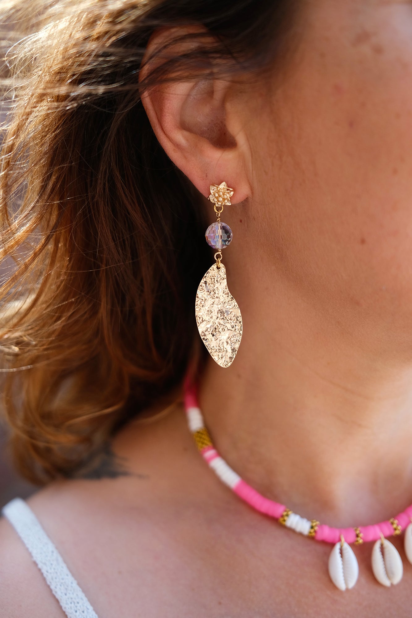 Boucle d'oreille longue en cristal et sequin martelé allongé - caurisandco