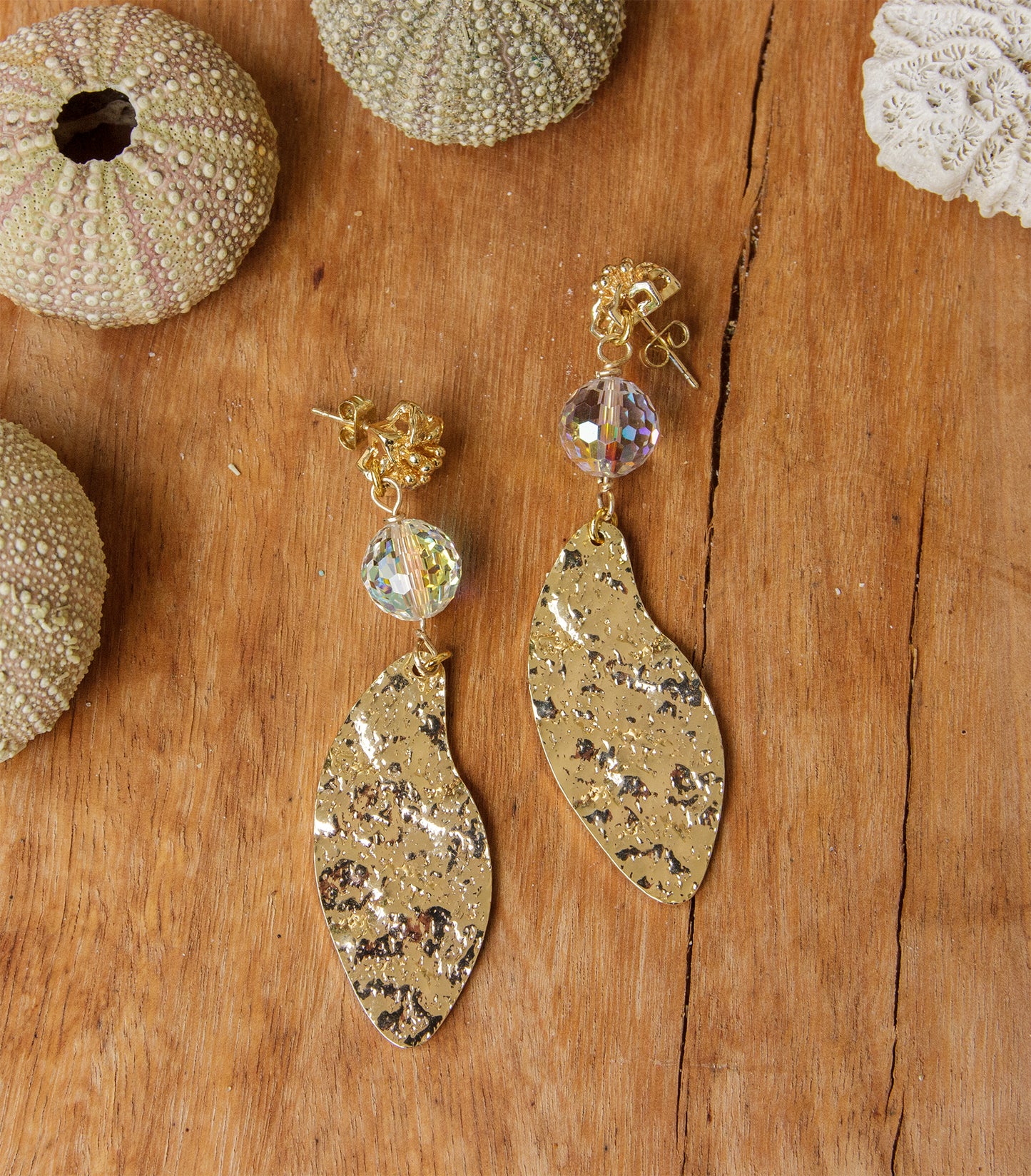 Boucle d'oreille longue en cristal et sequin martelé allongé - caurisandco