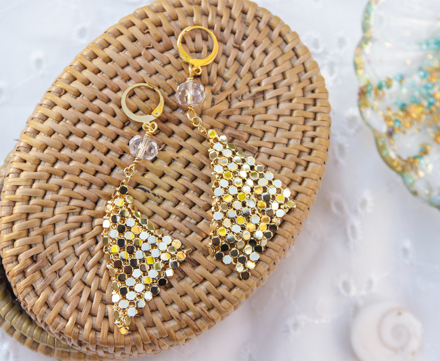 Boucle d'oreille pendante doré avec cristal - caurisandco