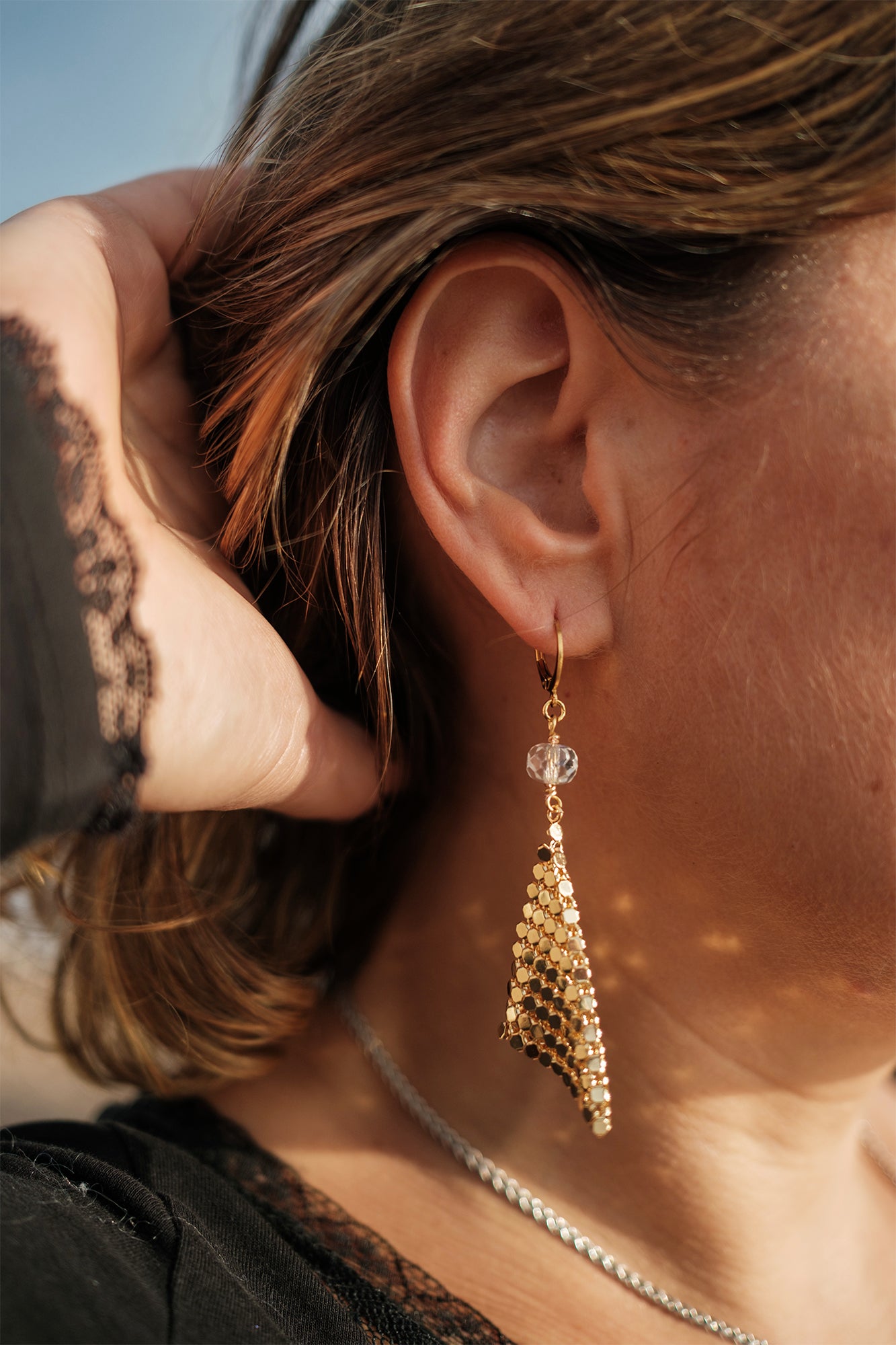 Boucle d'oreille pendante doré avec cristal - caurisandco