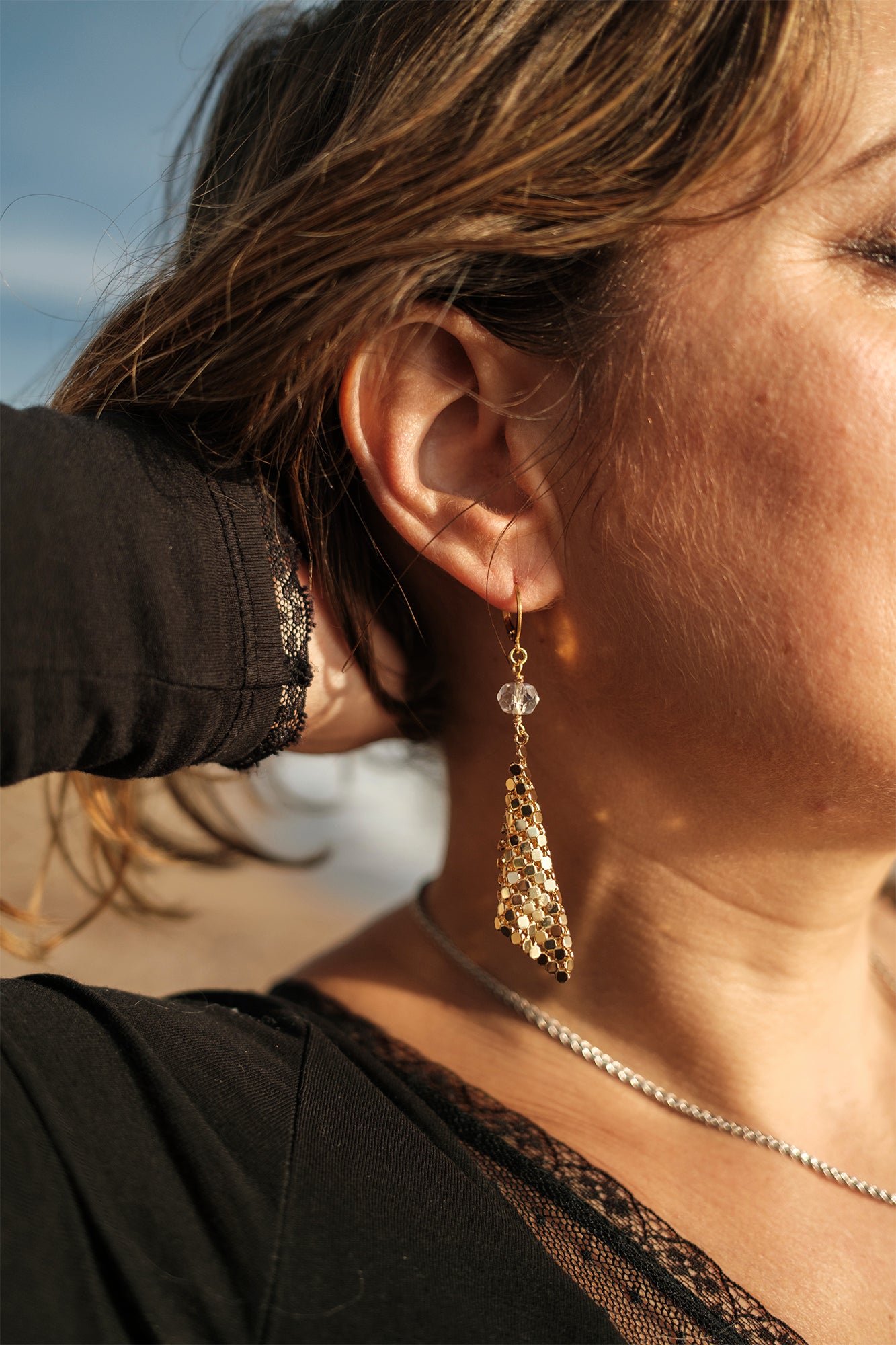 Boucle d'oreille pendante doré avec cristal - caurisandco