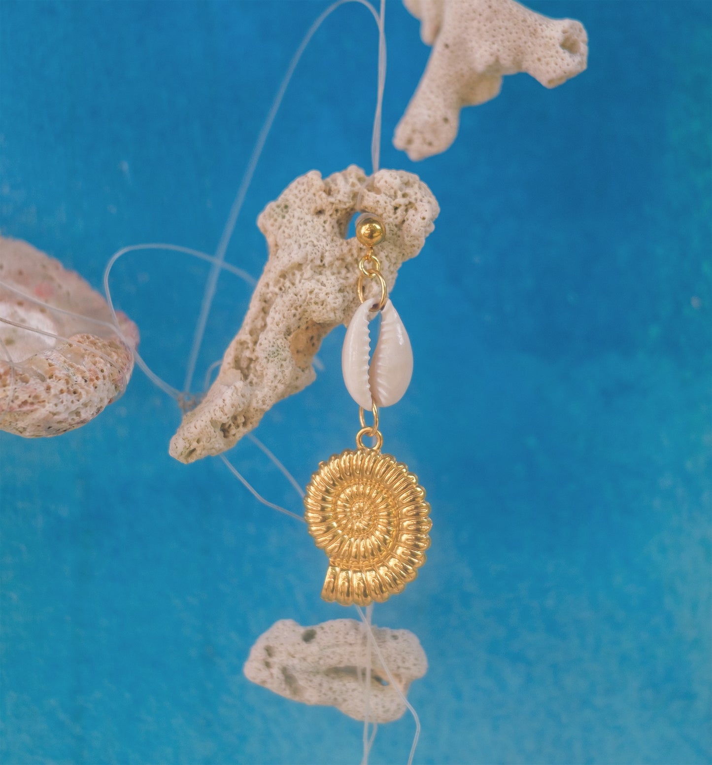 Boucles d’oreilles pendantes bohèmes – cauris & escargot doré